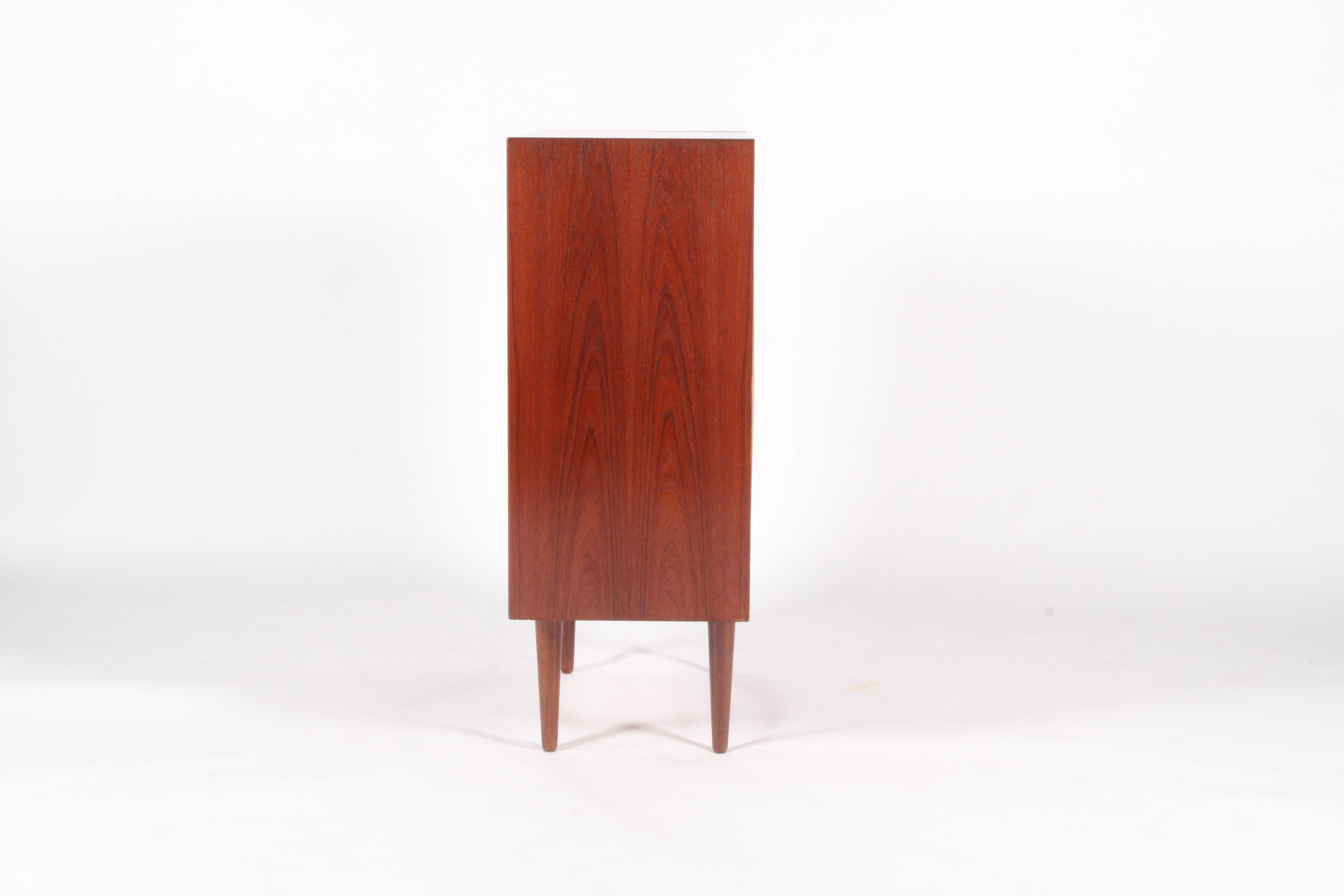 Strepitosa cassettiera danese Mid Century Modern Tallboy in vendita 1