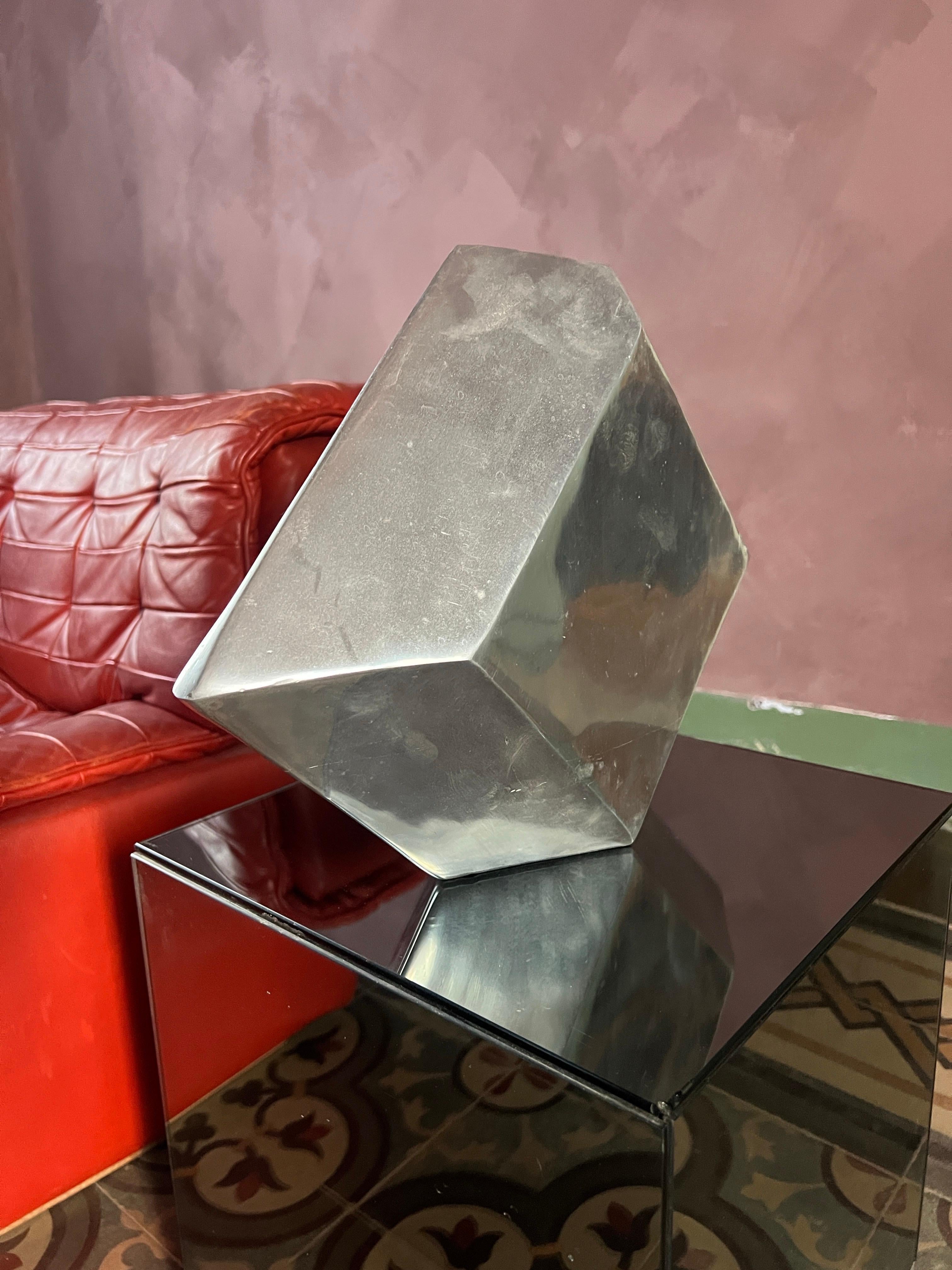 Mid-Century Modern Vase en aluminium italien moderne du milieu du siècle  Une œuvre d'art des années 1970 en vente