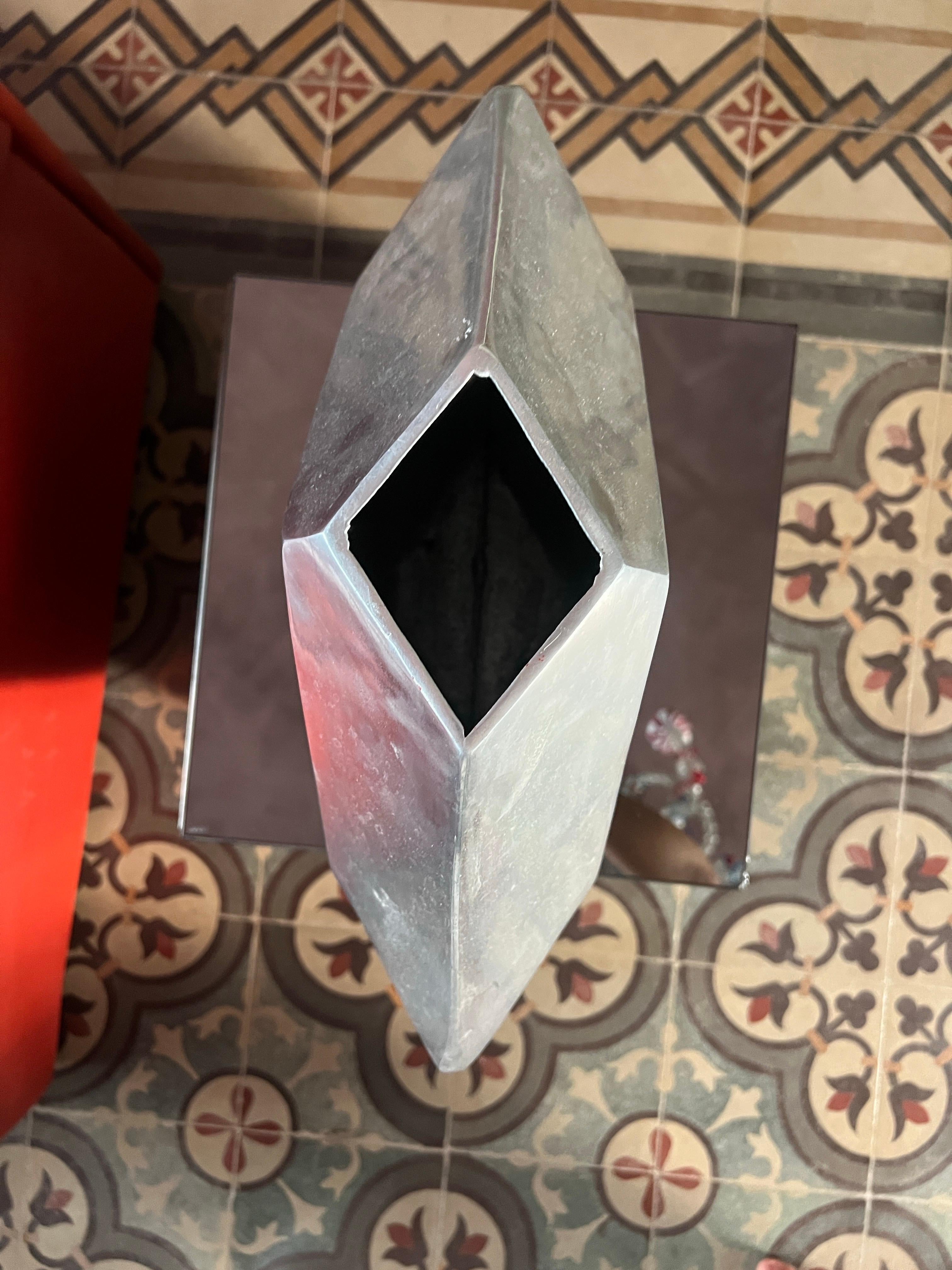 Vase en aluminium italien moderne du milieu du siècle  Une œuvre d'art des années 1970 Bon état - En vente à Palermo, PA