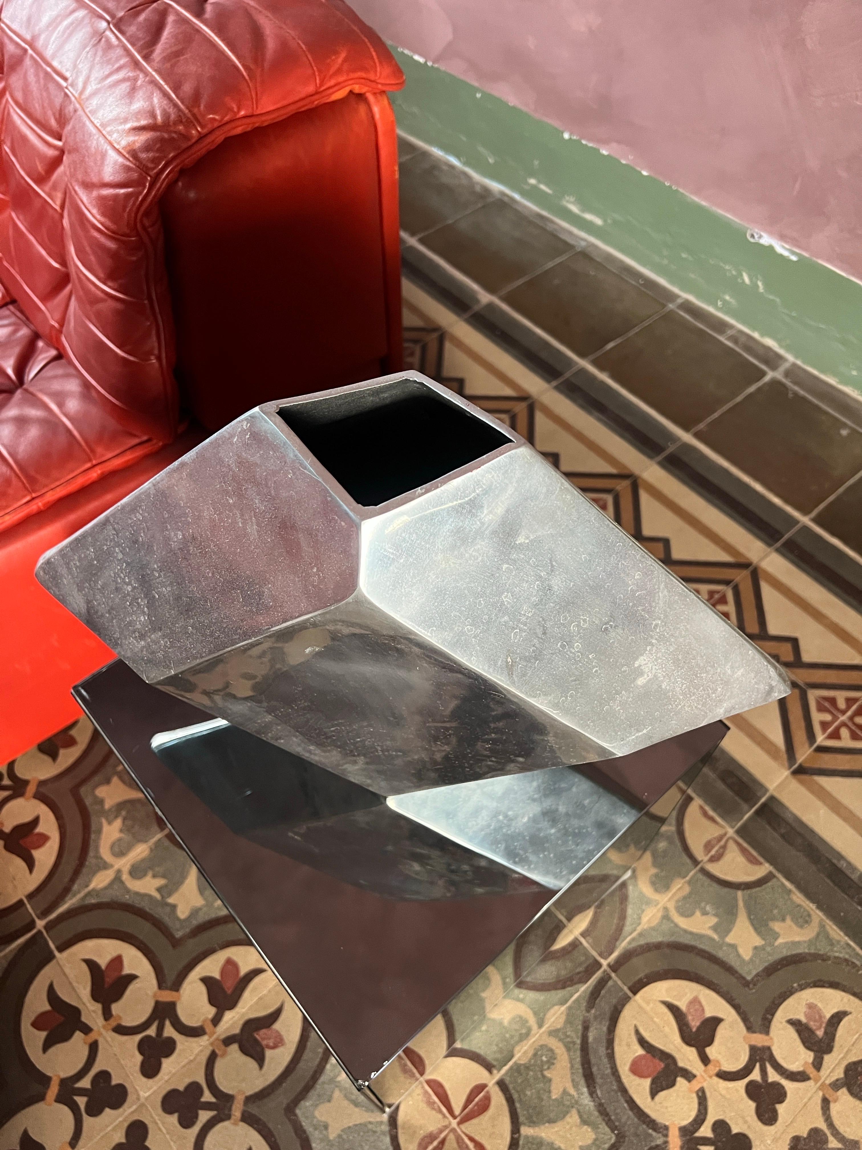 20ième siècle Vase en aluminium italien moderne du milieu du siècle  Une œuvre d'art des années 1970 en vente