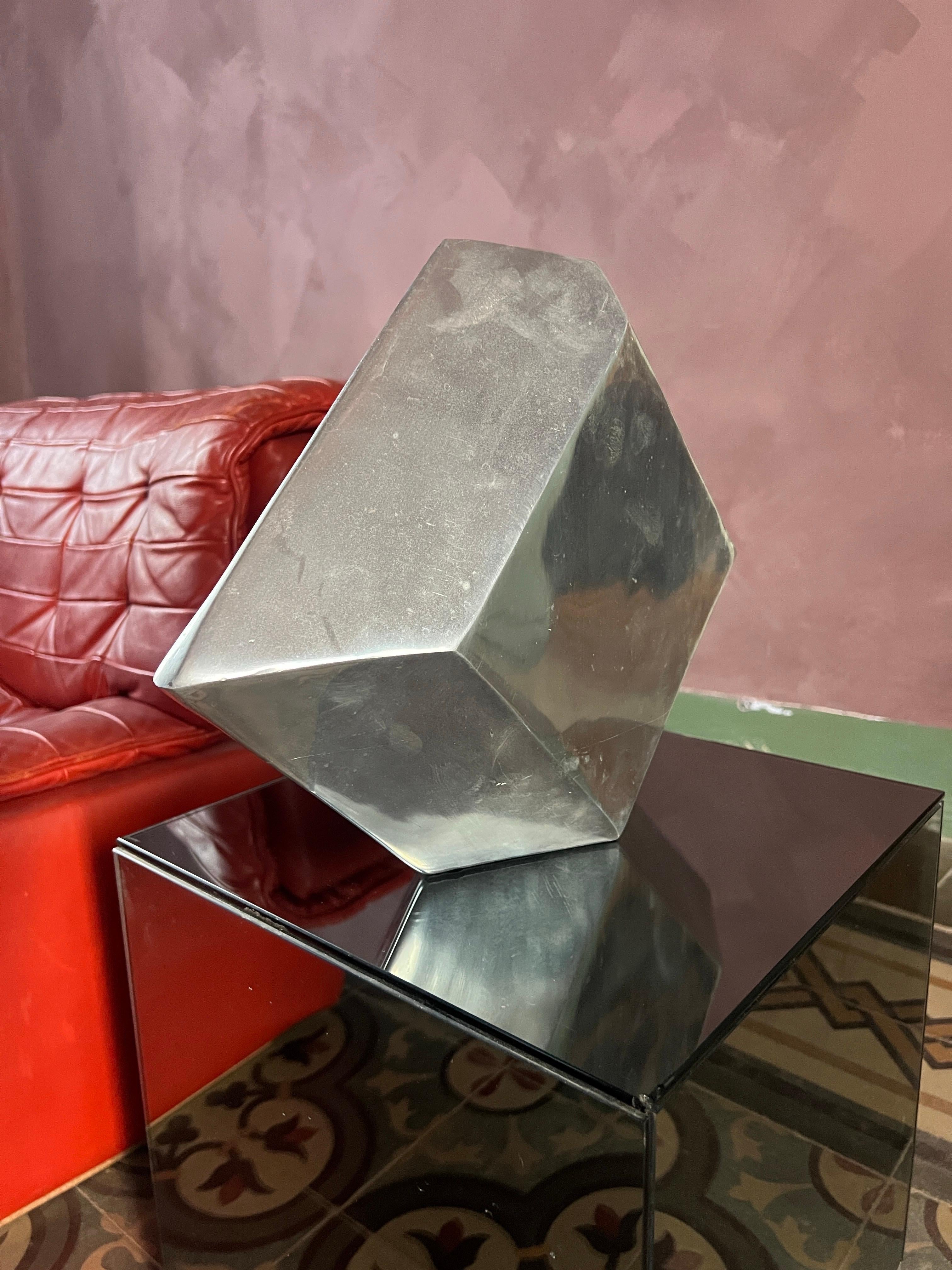 Aluminium Vase en aluminium italien moderne du milieu du siècle  Une œuvre d'art des années 1970 en vente