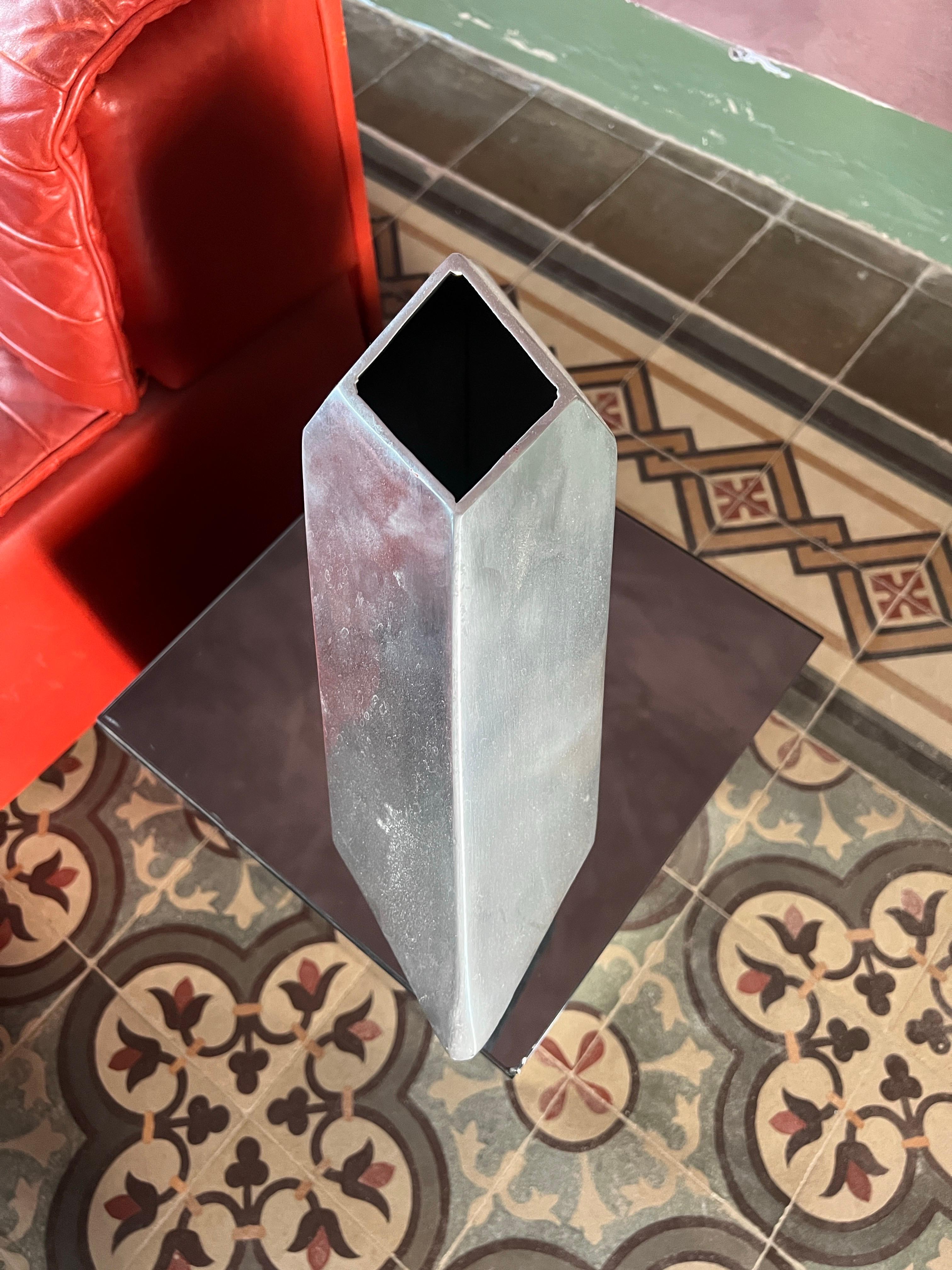 Vase en aluminium italien moderne du milieu du siècle  Une œuvre d'art des années 1970 en vente 1