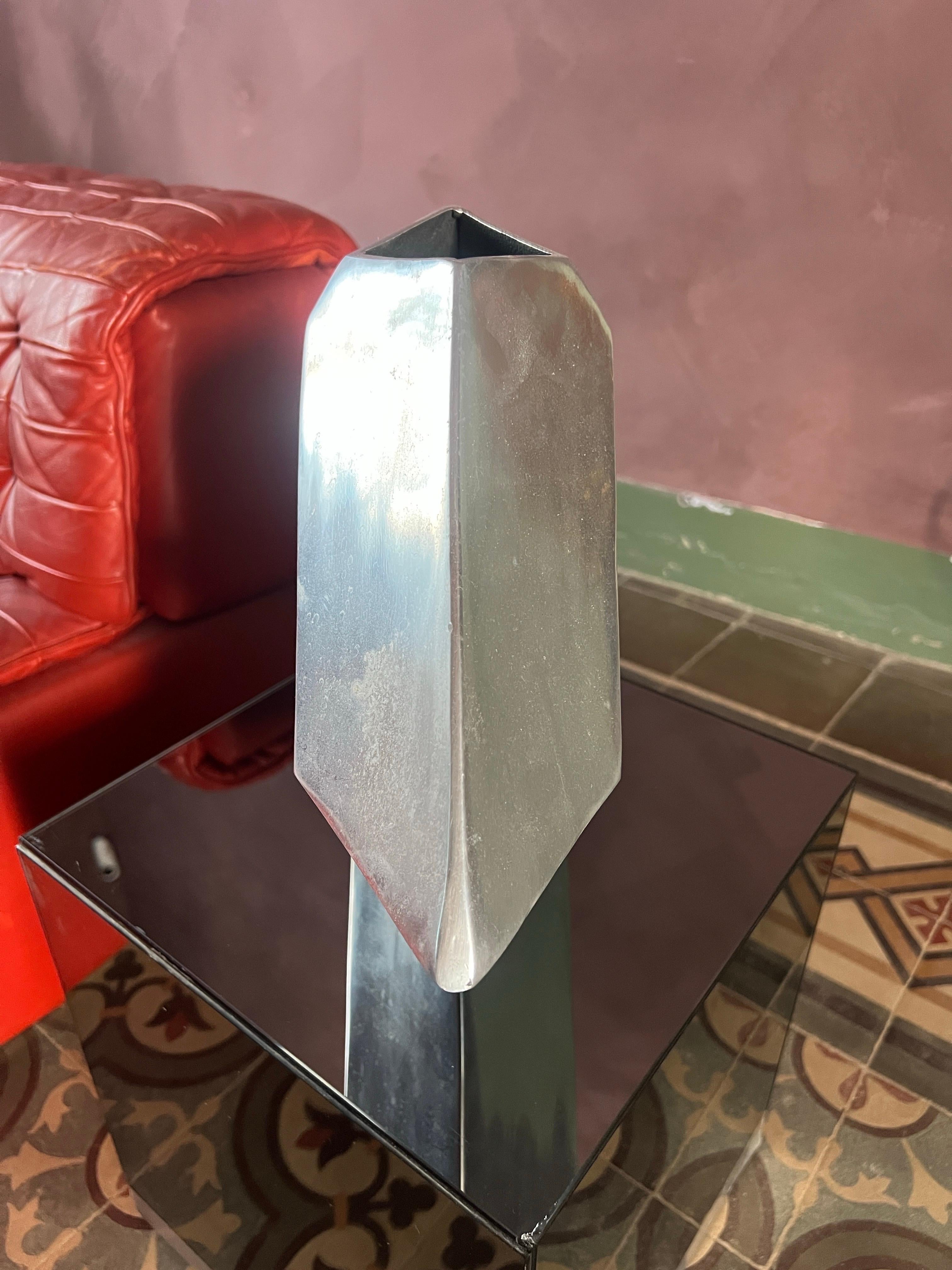 Vase en aluminium italien moderne du milieu du siècle  Une œuvre d'art des années 1970 en vente 2