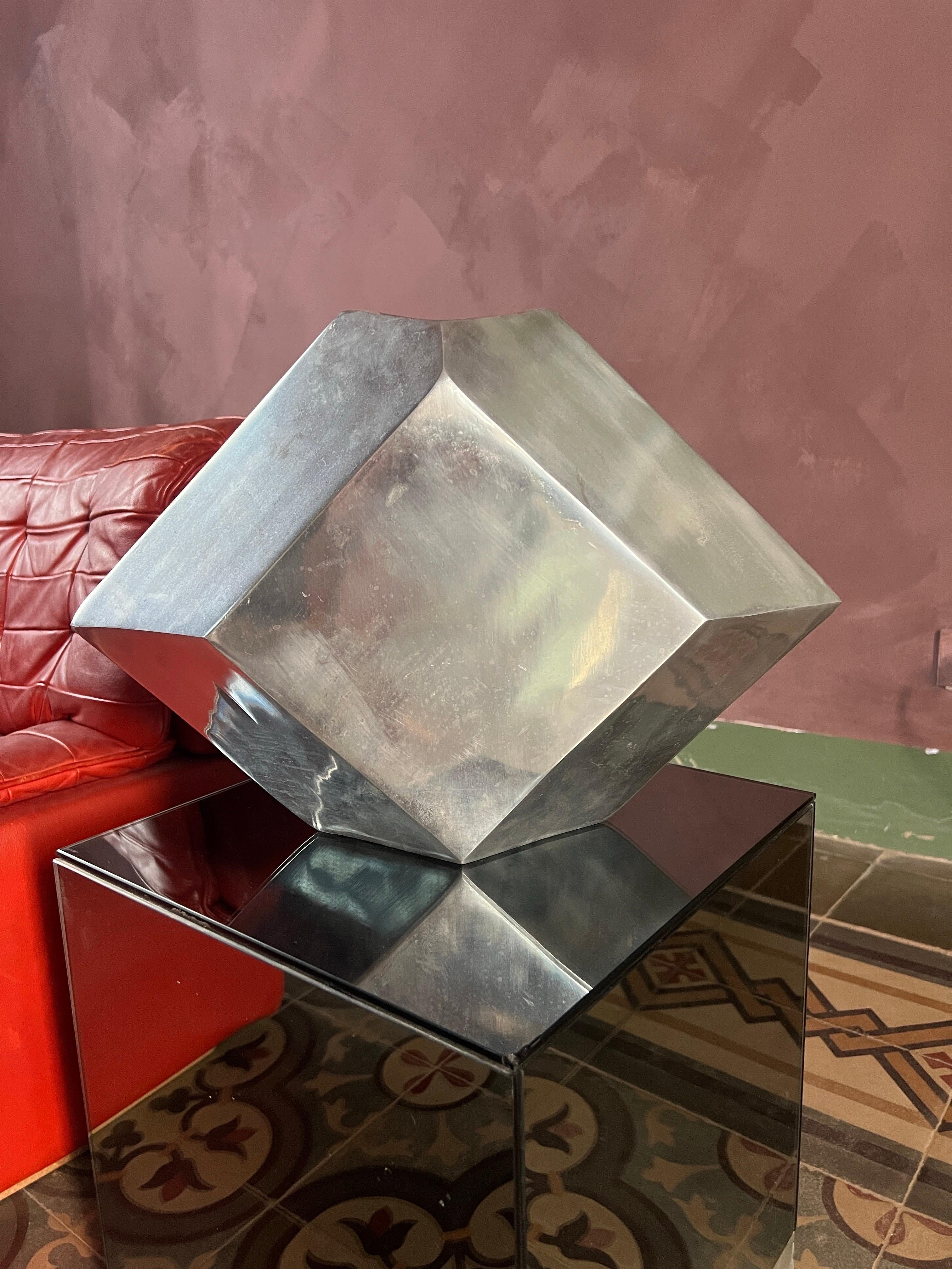 Vase en aluminium italien moderne du milieu du siècle  Une œuvre d'art des années 1970 en vente 3