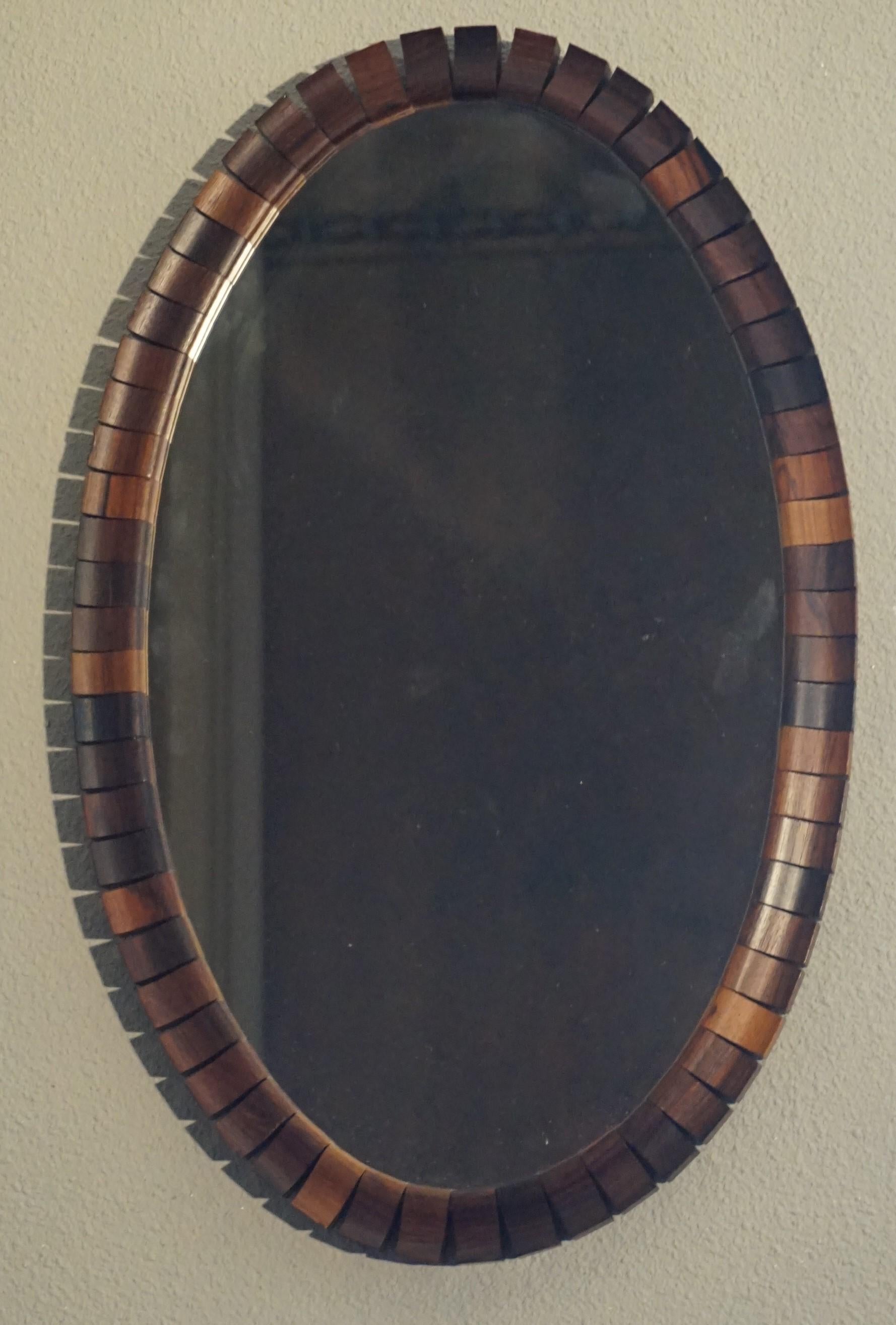 Remarquable miroir ovale moderne du milieu du siècle dernier dans un cadre en bois géométrique fabriqué à la main en vente 8