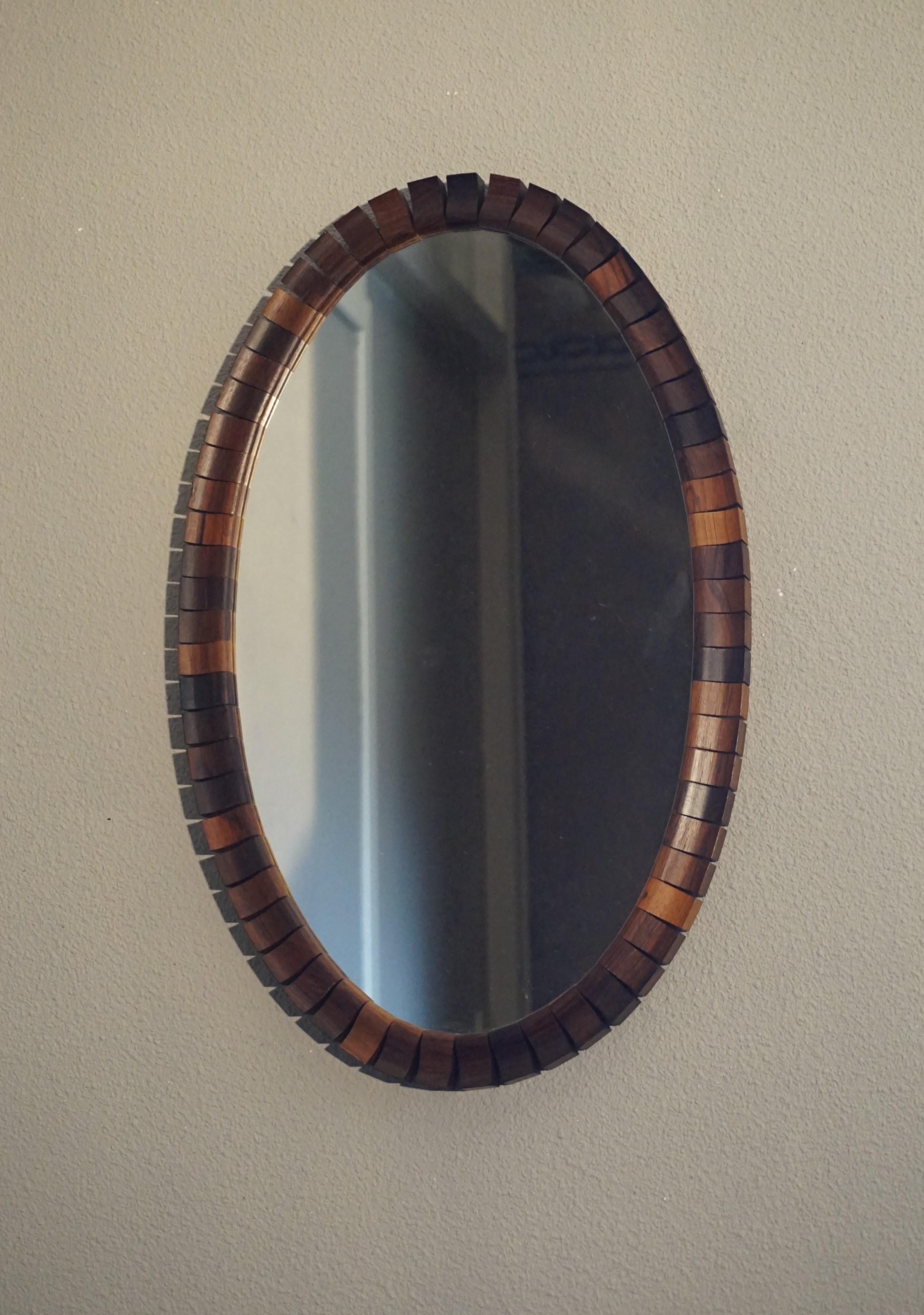 Mid-Century Modern Remarquable miroir ovale moderne du milieu du siècle dernier dans un cadre en bois géométrique fabriqué à la main en vente