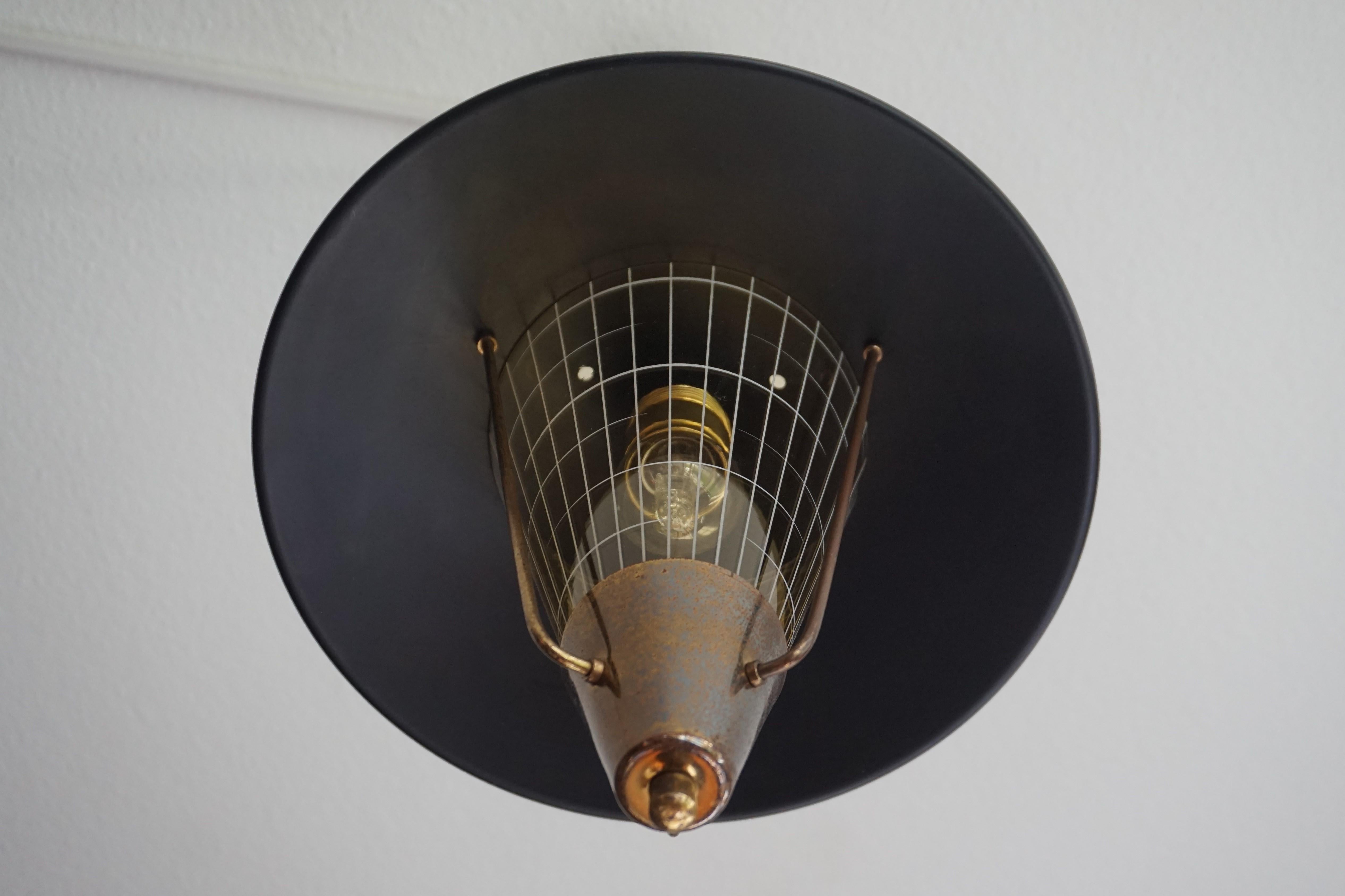 Mid-Century Modern Lights suspendues étonnantes de The MODERN Modernity w. Verre ambré gravé dans un cadre en laiton