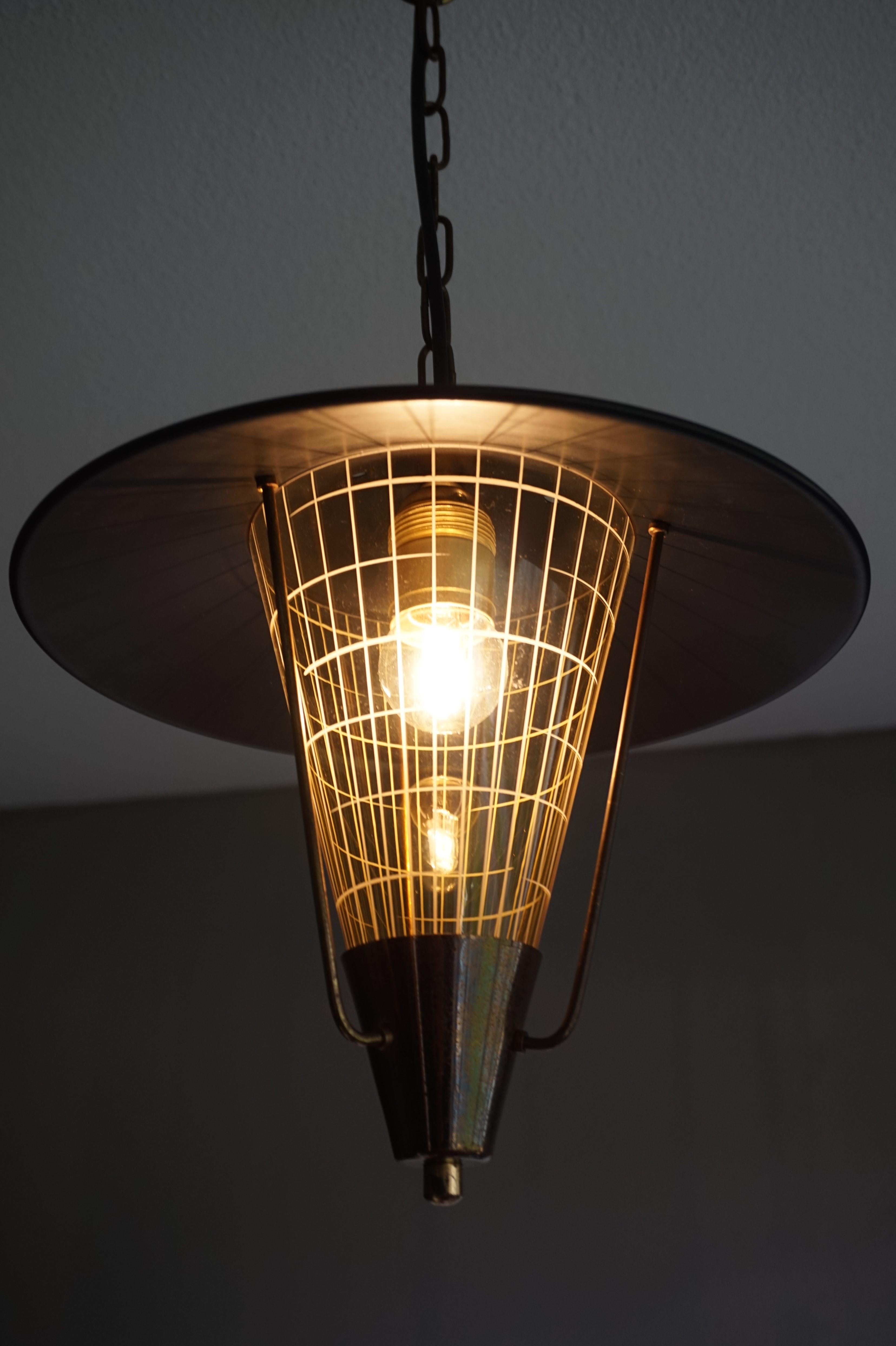 Striking Mid-Century Modern Pendant Light w. Engraved Amber Glass in Brass Frame In Good Condition For Sale In Lisse, NL