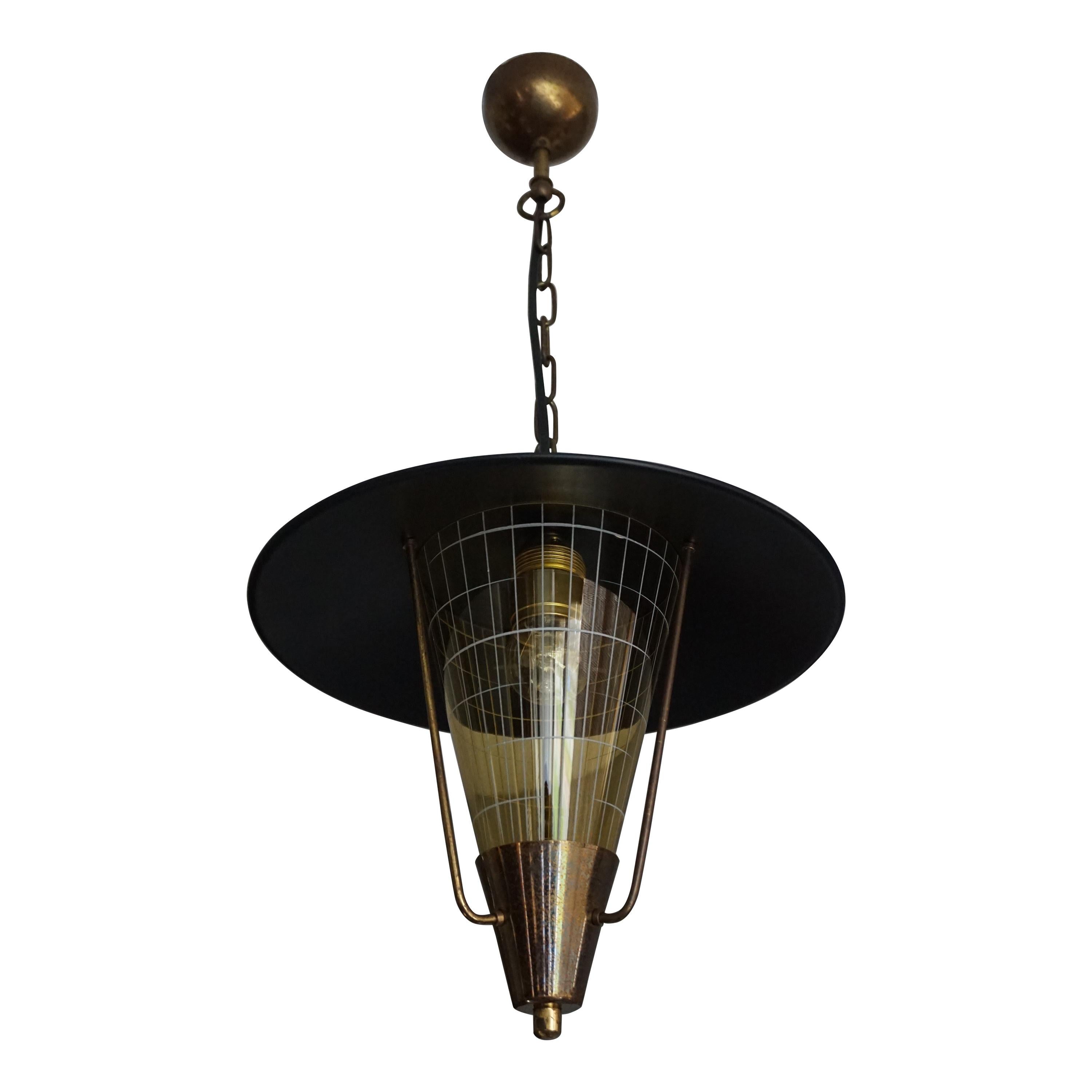 Lampe à suspension moderne du milieu du siècle. Verre ambré gravé dans un cadre en laiton