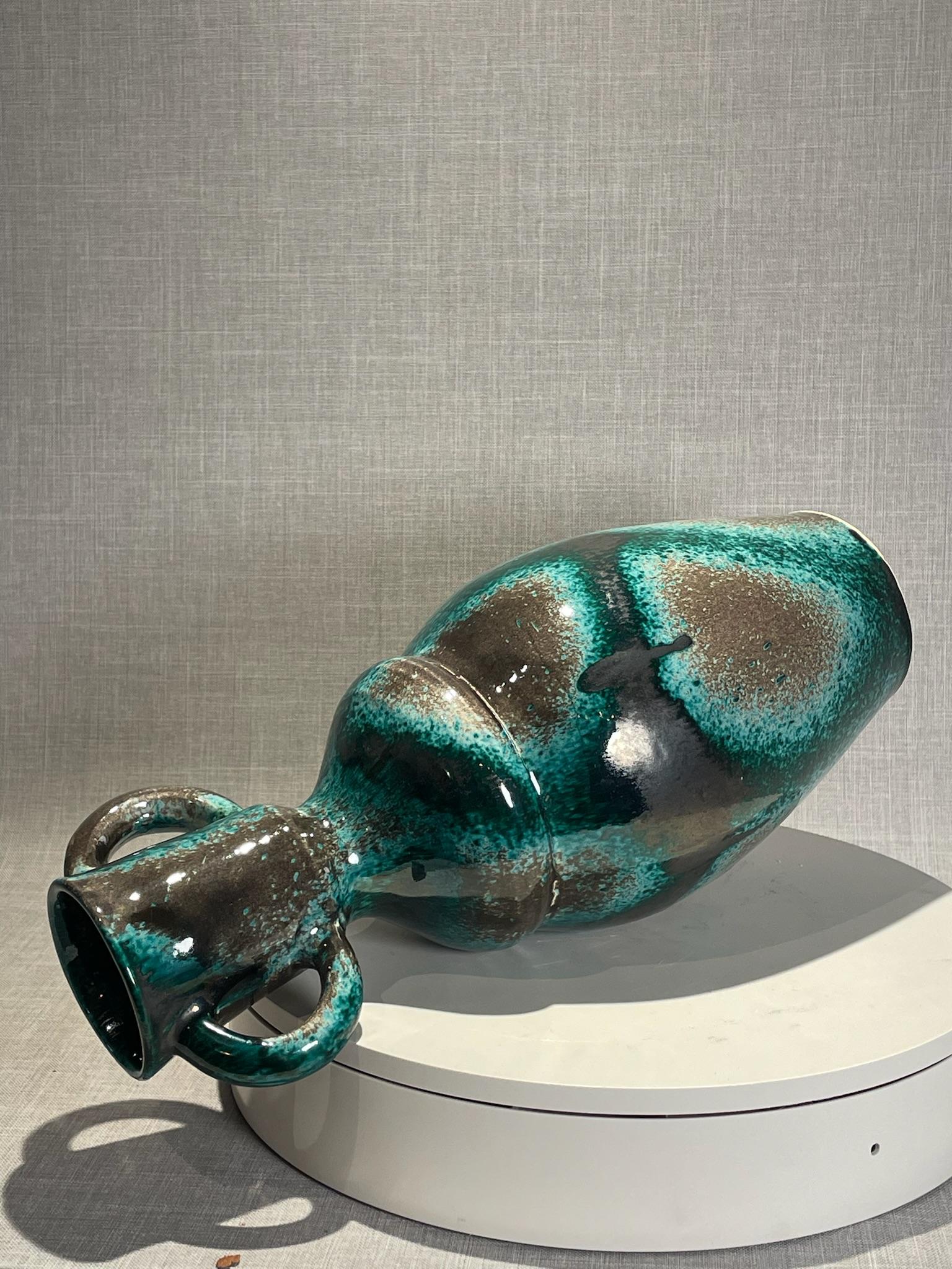 Vase à double anse en Studio Pottery avec glaçure goutte à goutte, d'une grande modernité du milieu du siècle dernier en vente 2