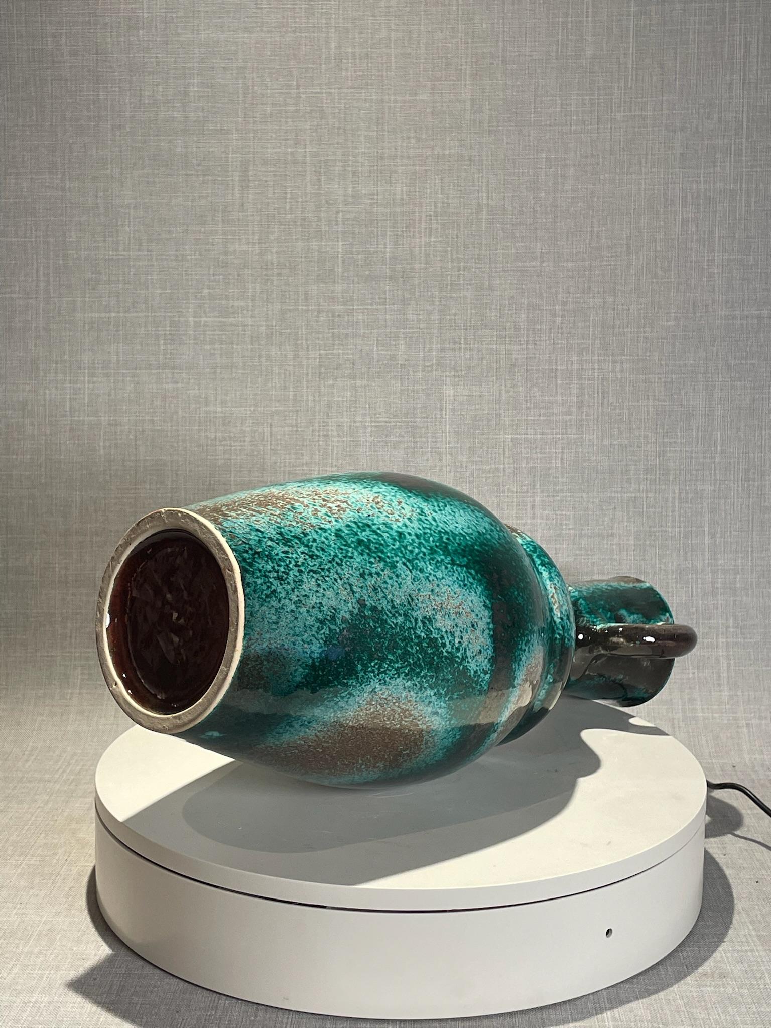 Vase à double anse en Studio Pottery avec glaçure goutte à goutte, d'une grande modernité du milieu du siècle dernier en vente 3