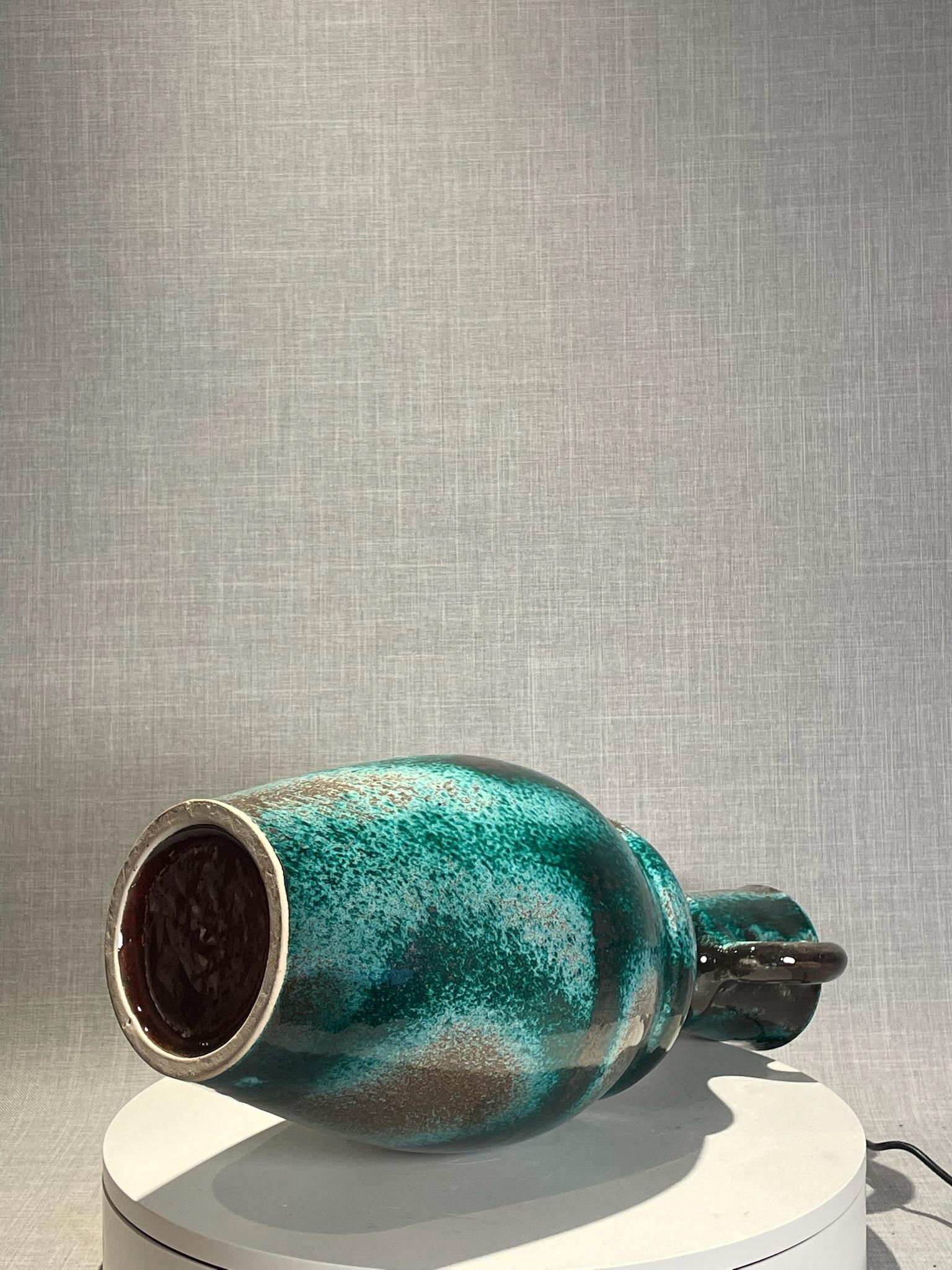 Vase à double anse en Studio Pottery avec glaçure goutte à goutte, d'une grande modernité du milieu du siècle dernier en vente 4