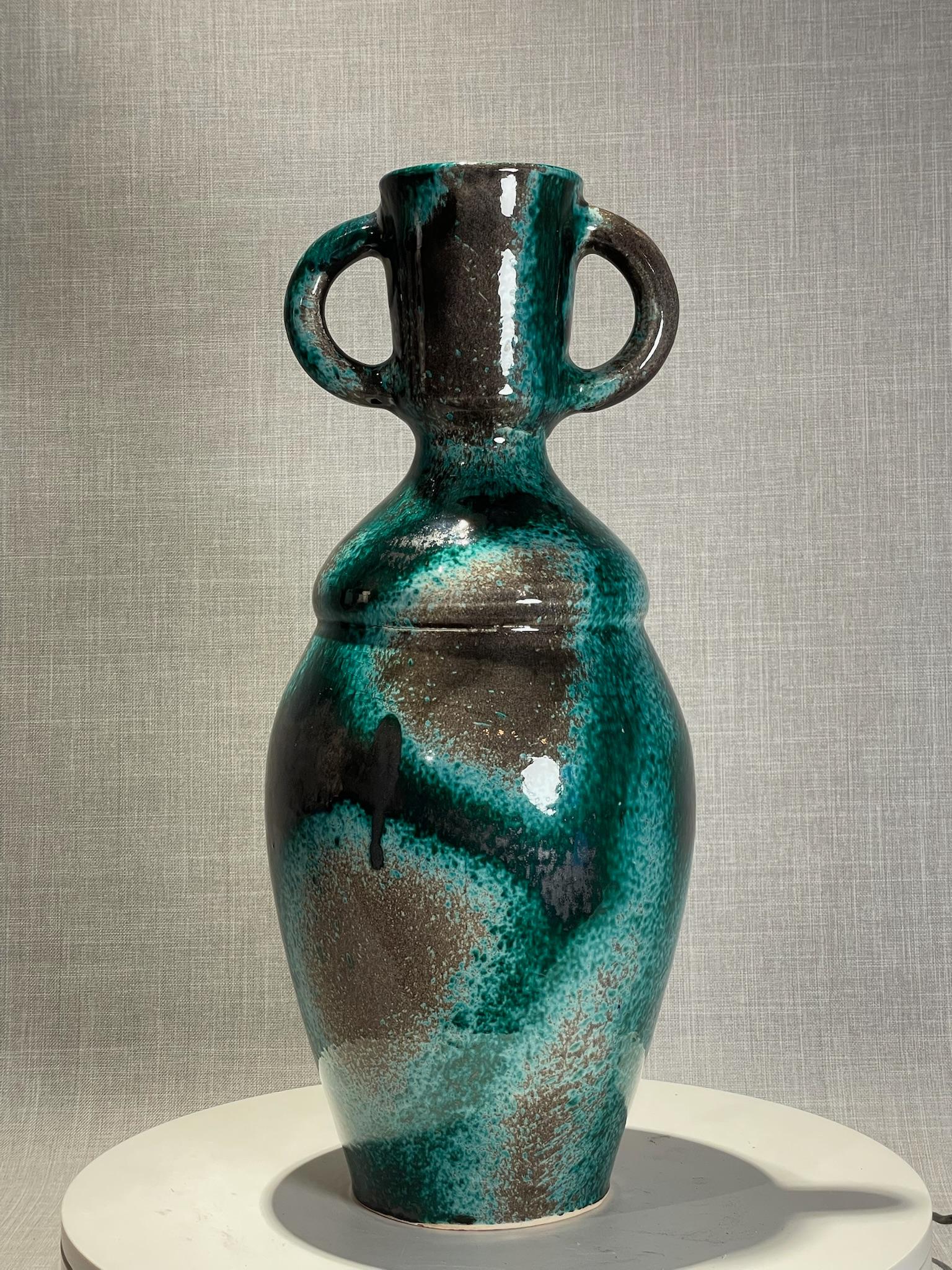 Mid-Century Modern Vase à double anse en Studio Pottery avec glaçure goutte à goutte, d'une grande modernité du milieu du siècle dernier en vente