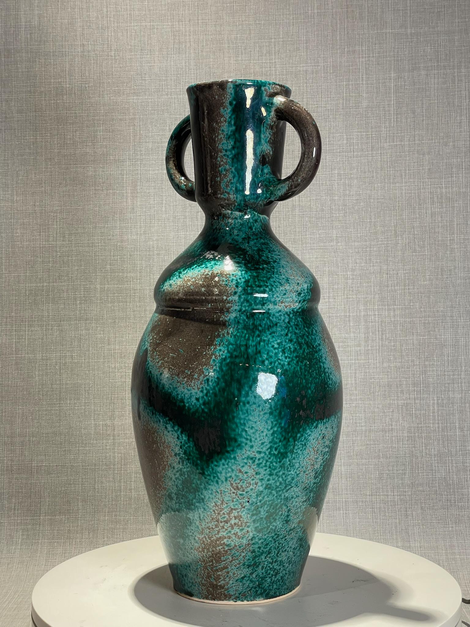 Marocain Vase à double anse en Studio Pottery avec glaçure goutte à goutte, d'une grande modernité du milieu du siècle dernier en vente
