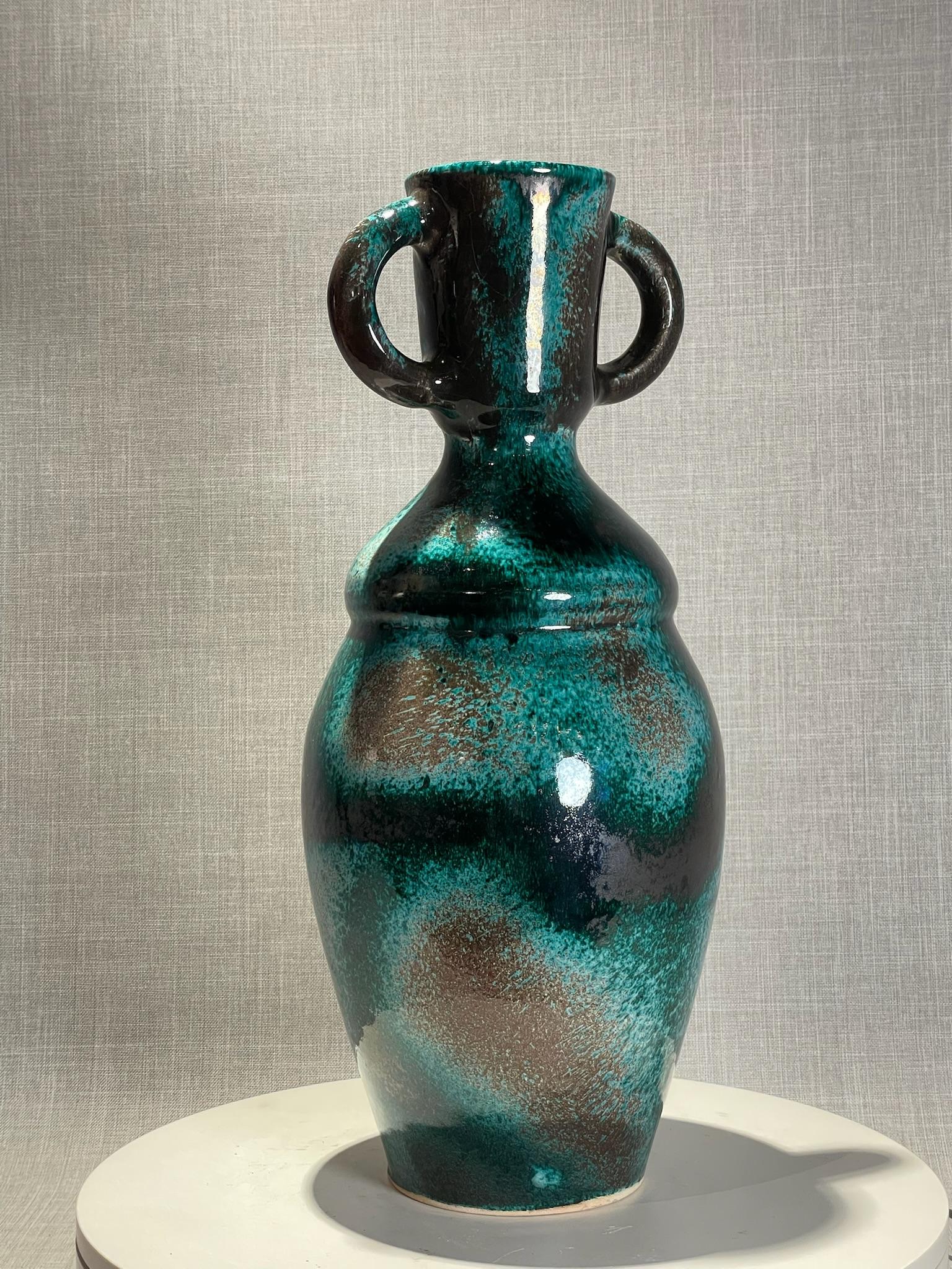 Vase à double anse en Studio Pottery avec glaçure goutte à goutte, d'une grande modernité du milieu du siècle dernier Bon état - En vente à West Hollywood, CA