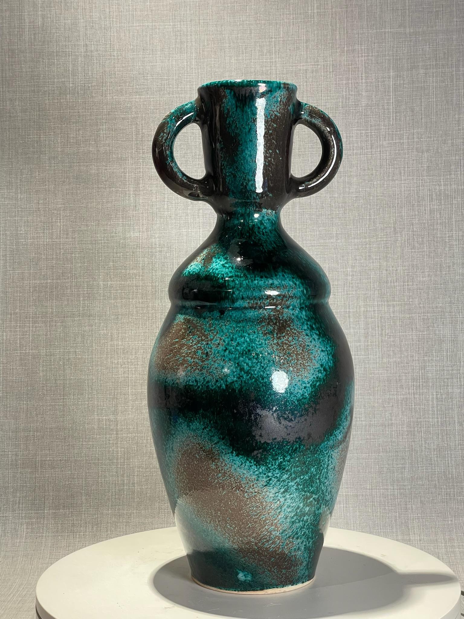 20ième siècle Vase à double anse en Studio Pottery avec glaçure goutte à goutte, d'une grande modernité du milieu du siècle dernier en vente