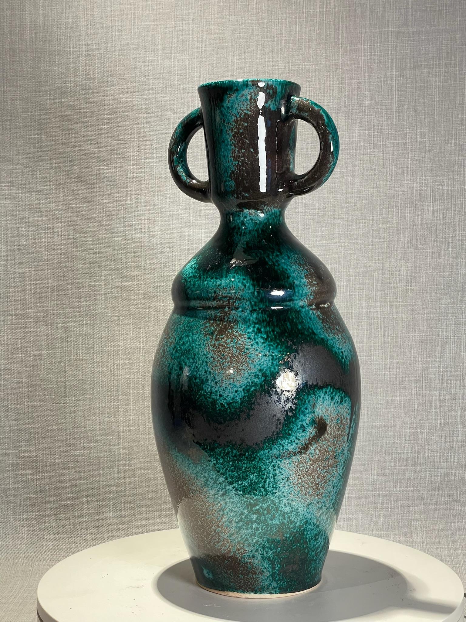 Céramique Vase à double anse en Studio Pottery avec glaçure goutte à goutte, d'une grande modernité du milieu du siècle dernier en vente