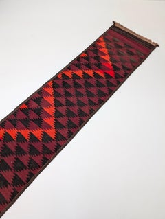 Sorprendente alfombra de moqueta persa de zumaque de mediados de siglo con dibujo geométrico, c. 1960