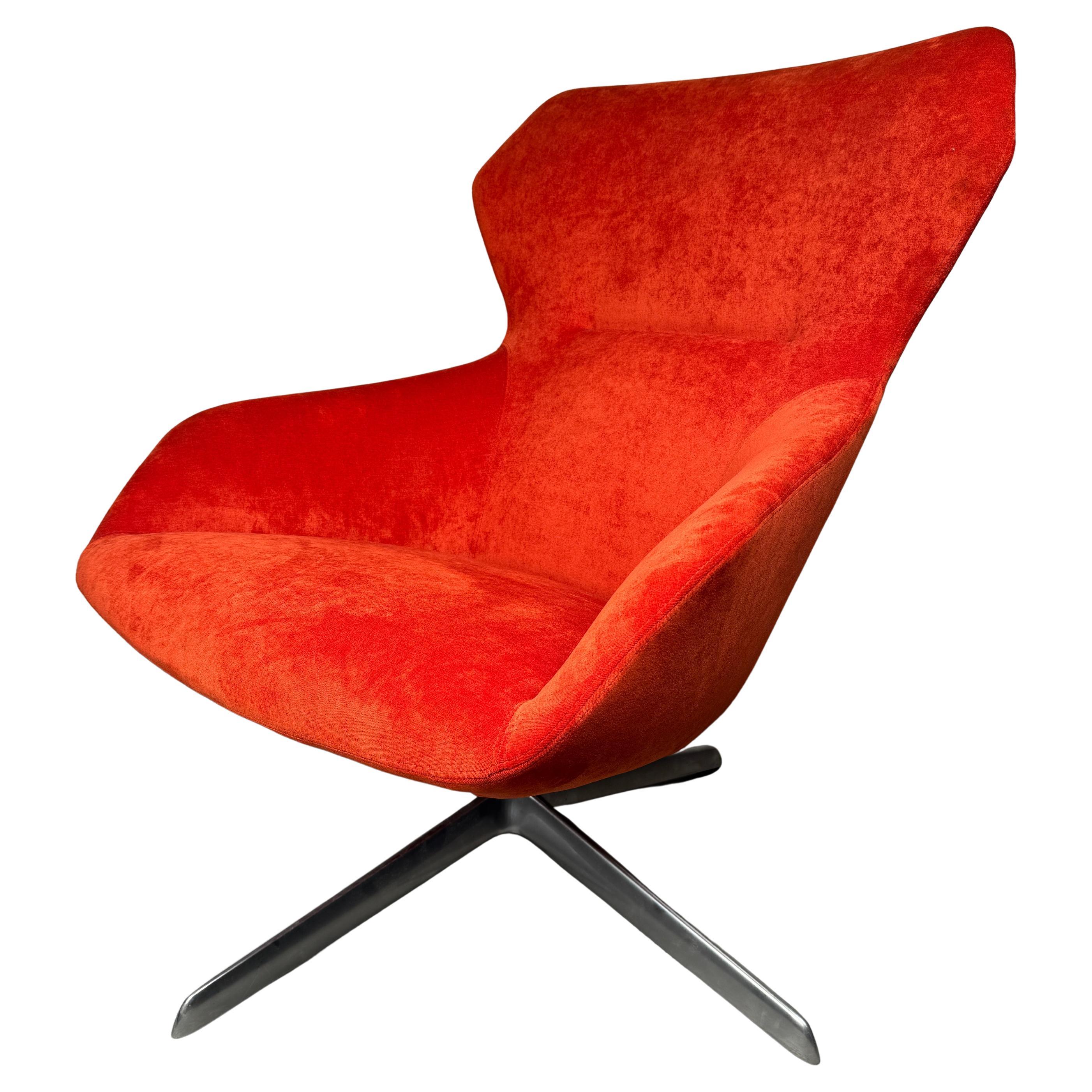 Llamativo sillón rojo de mediados de siglo