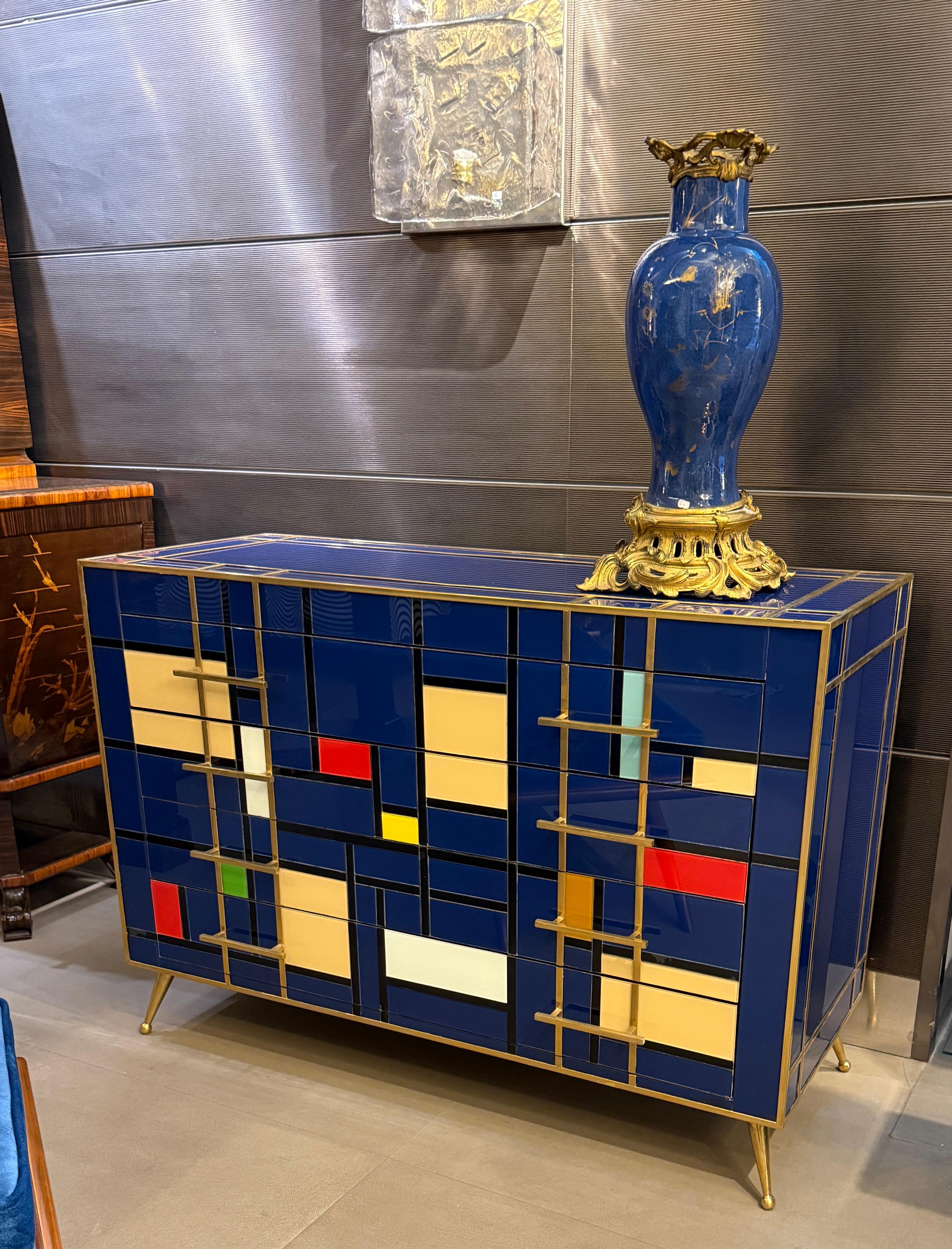 Remarquable commode de style mi-siècle en laiton et verre de Murano multicolore bleu, 2020 en vente 3