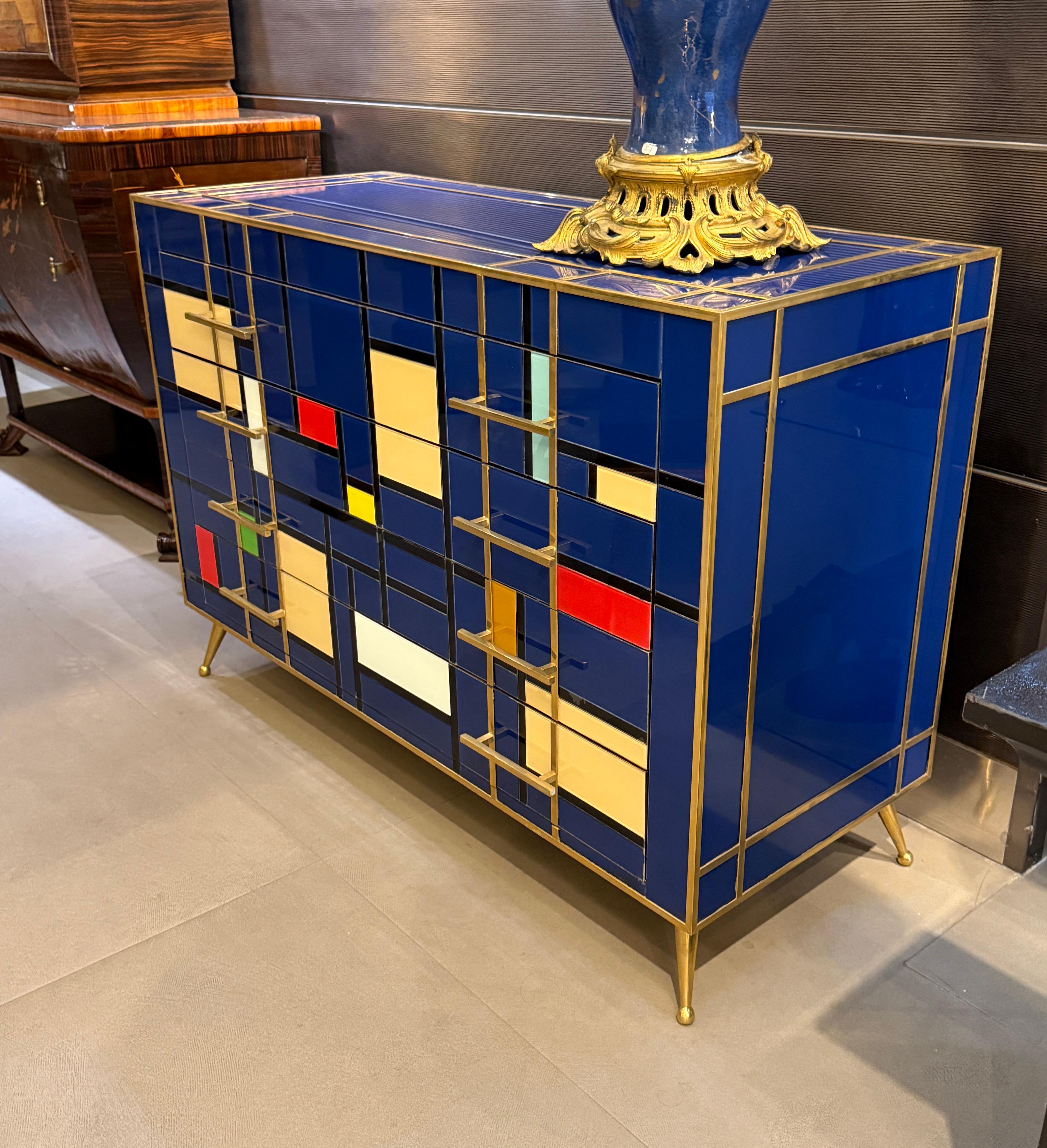 Remarquable monture en laiton et verre de Murano imitant le bleu de Mondrian taillé à la main Commode ou commode, reposant sur des pieds en laiton spéciaux. 
Fabriqué à la main par un maître artisan.
Nous livrons le produit professionnellement