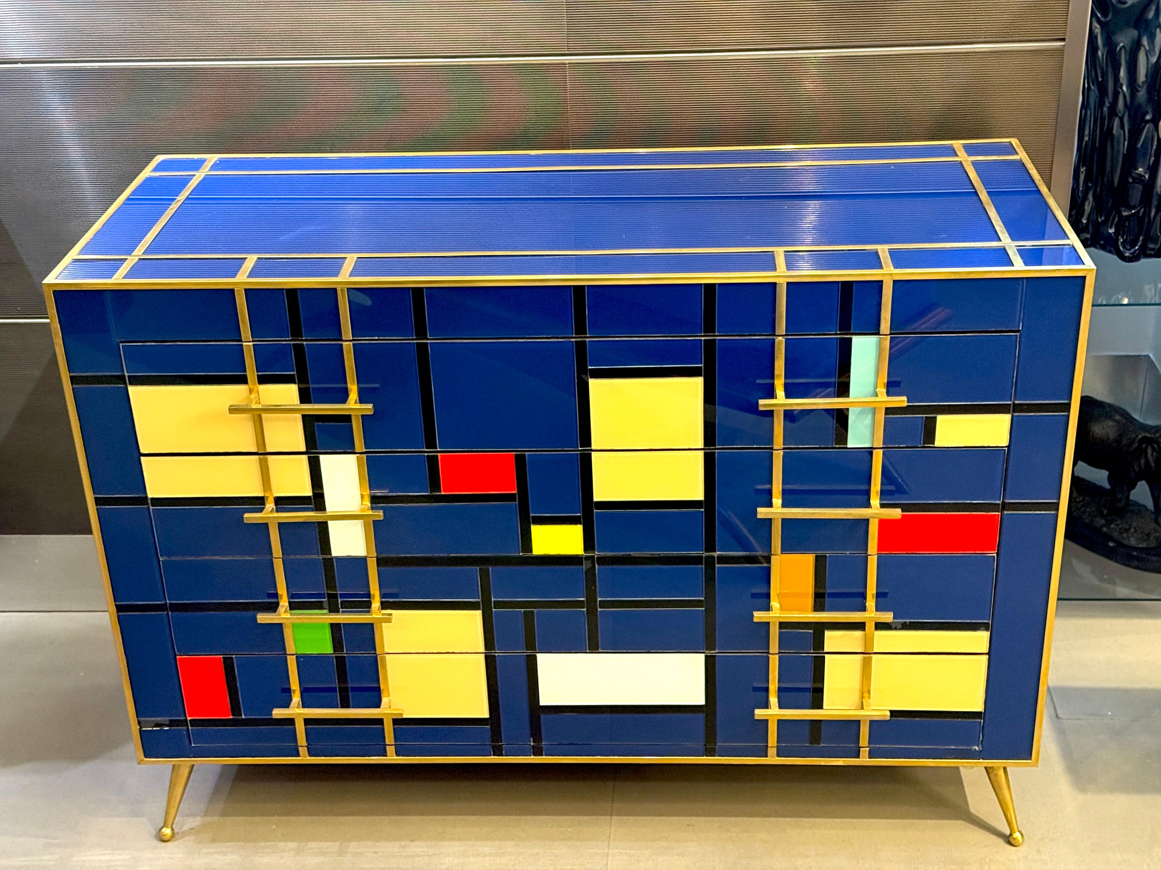 Mid-Century Modern Remarquable commode de style mi-siècle en laiton et verre de Murano multicolore bleu, 2020 en vente