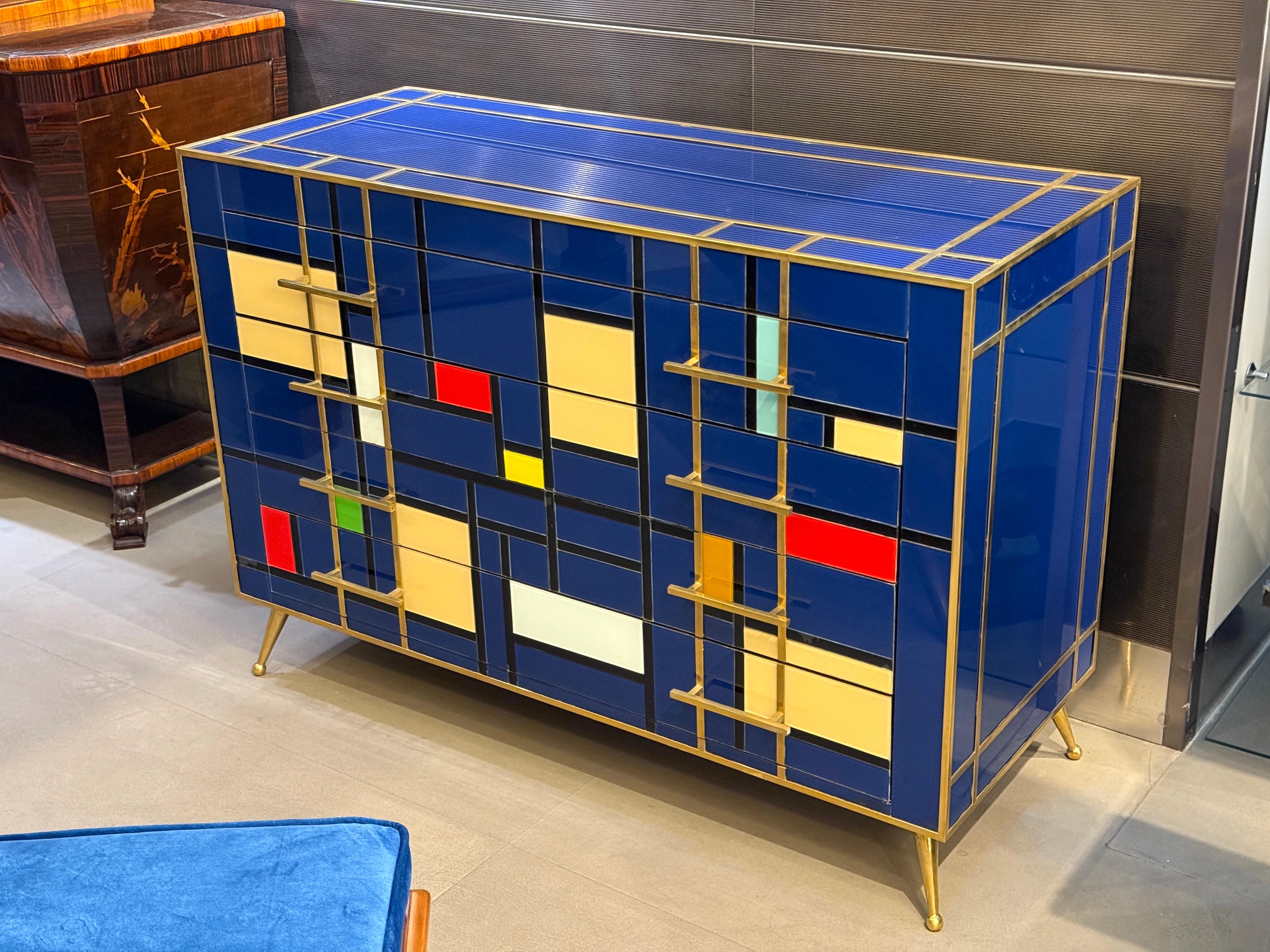 Remarquable commode de style mi-siècle en laiton et verre de Murano multicolore bleu, 2020 Neuf - En vente à Rome, IT