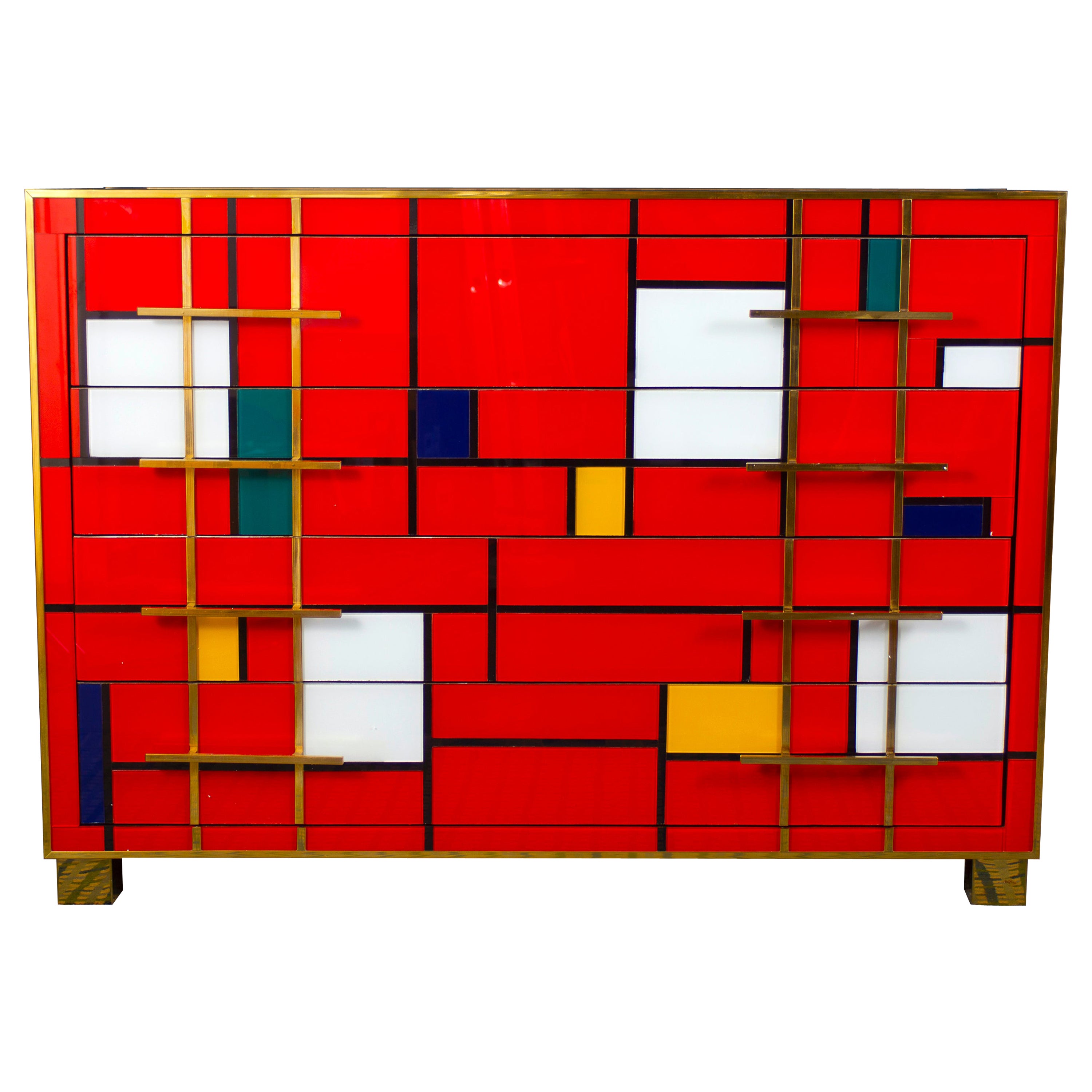Remarquable monture en laiton et verre de Murano imitant Mondrian, rouge, taillé à la main Commode ou commode, reposant sur des pieds spéciaux en laiton. 
Fabriqué à la main par un maître artisan.