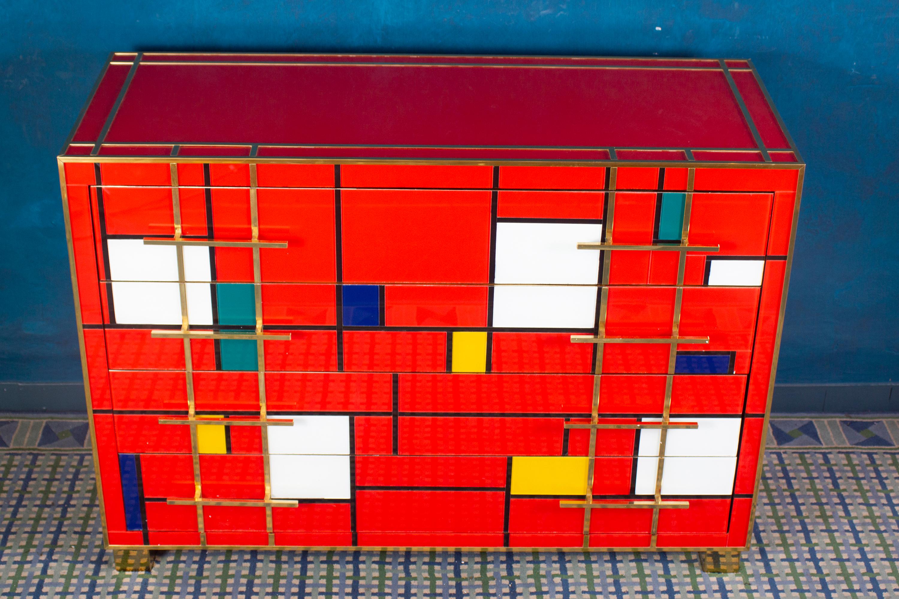 Mid-Century Modern Remarquable commode de style mi-siècle en laiton et verre de Murano rouge multicolore, 2020 en vente