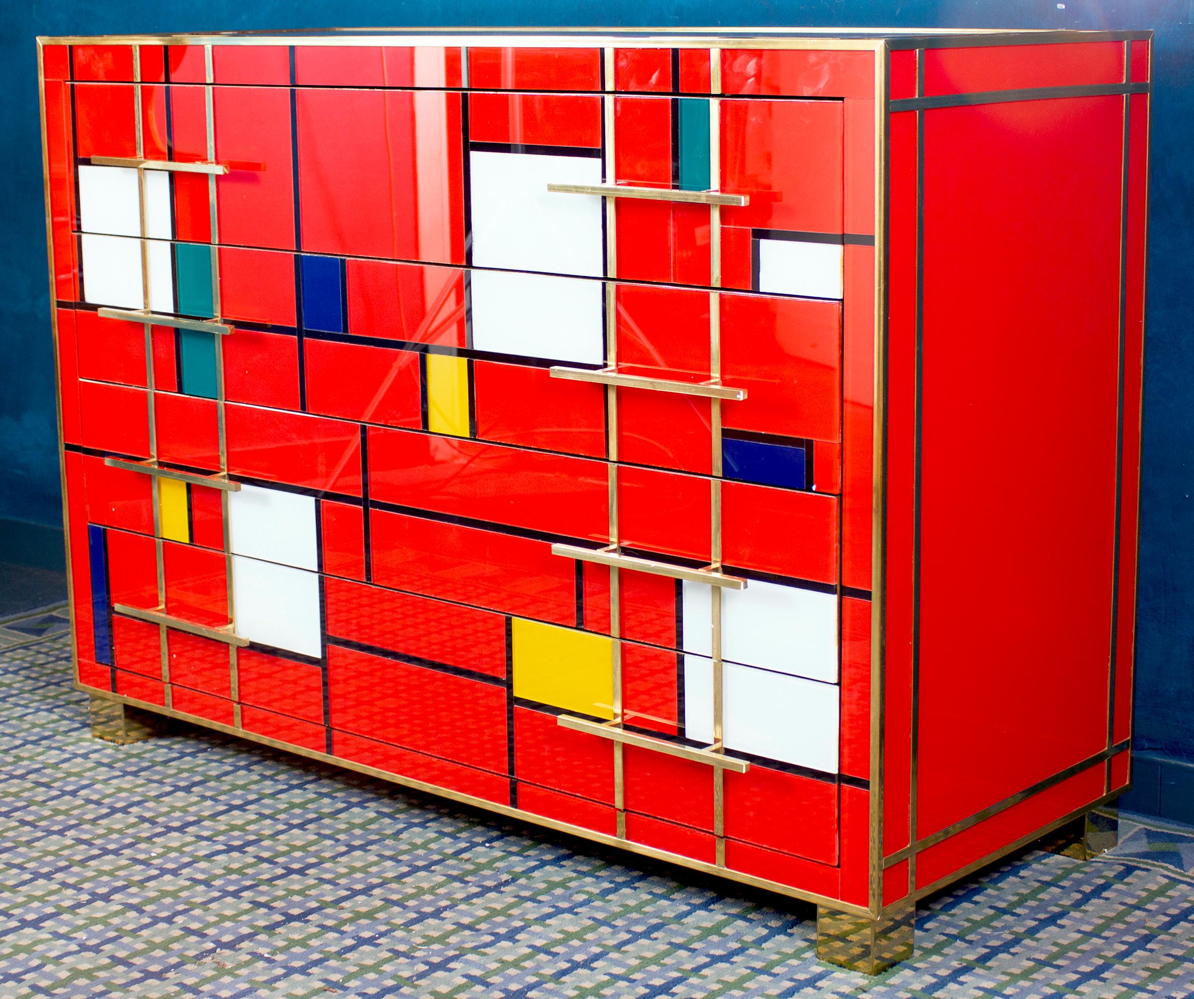 Remarquable commode de style mi-siècle en laiton et verre de Murano rouge multicolore, 2020 Neuf - En vente à Rome, IT