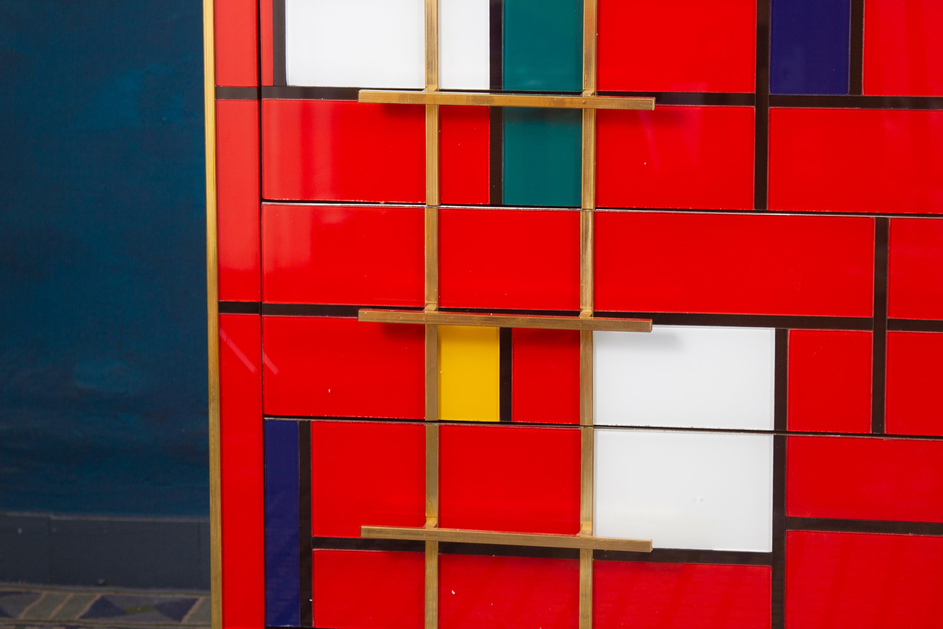 Verre Remarquable commode de style mi-siècle en laiton et verre de Murano rouge multicolore, 2020 en vente