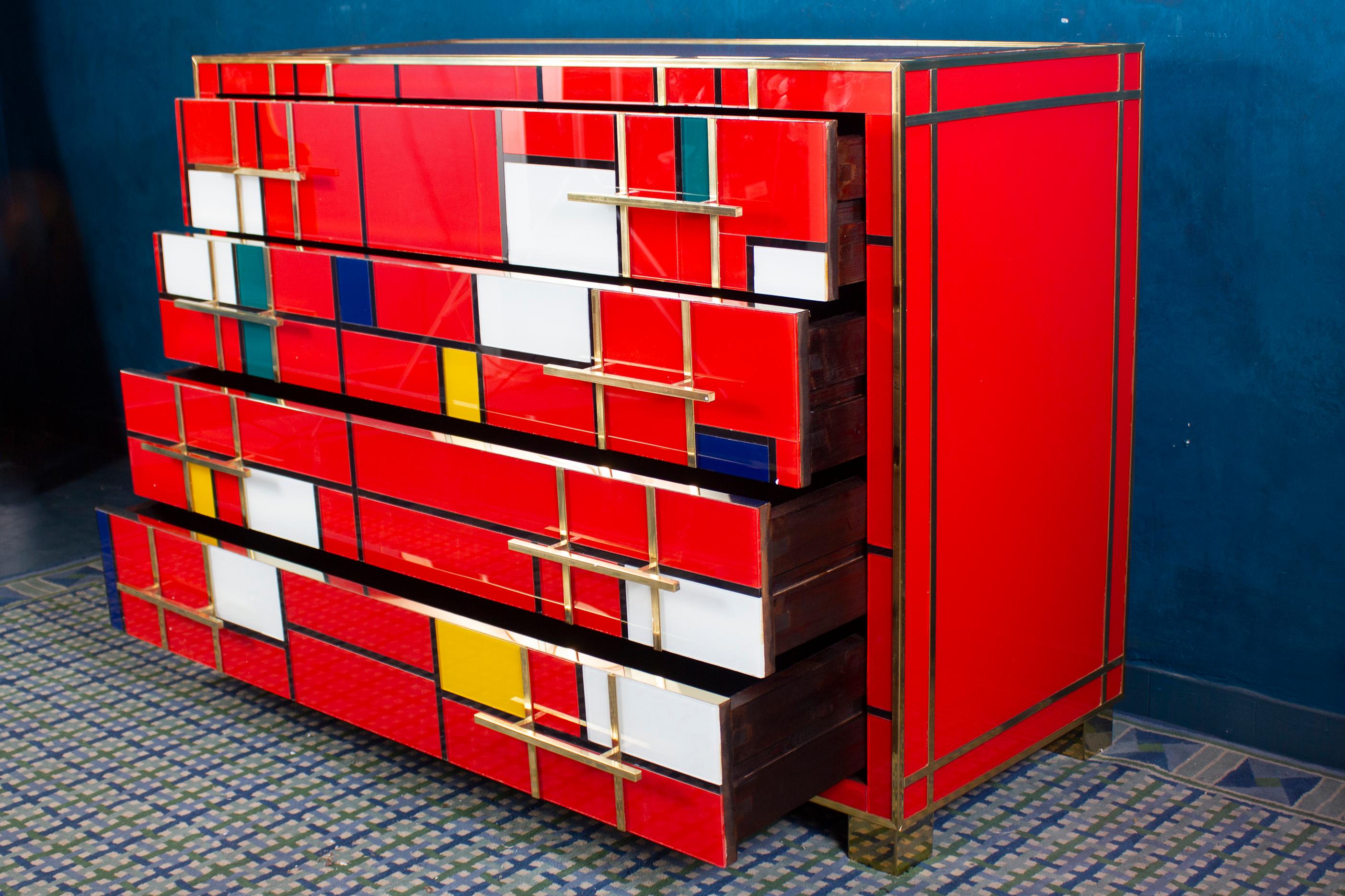 Remarquable commode de style mi-siècle en laiton et verre de Murano rouge multicolore, 2020 en vente 2