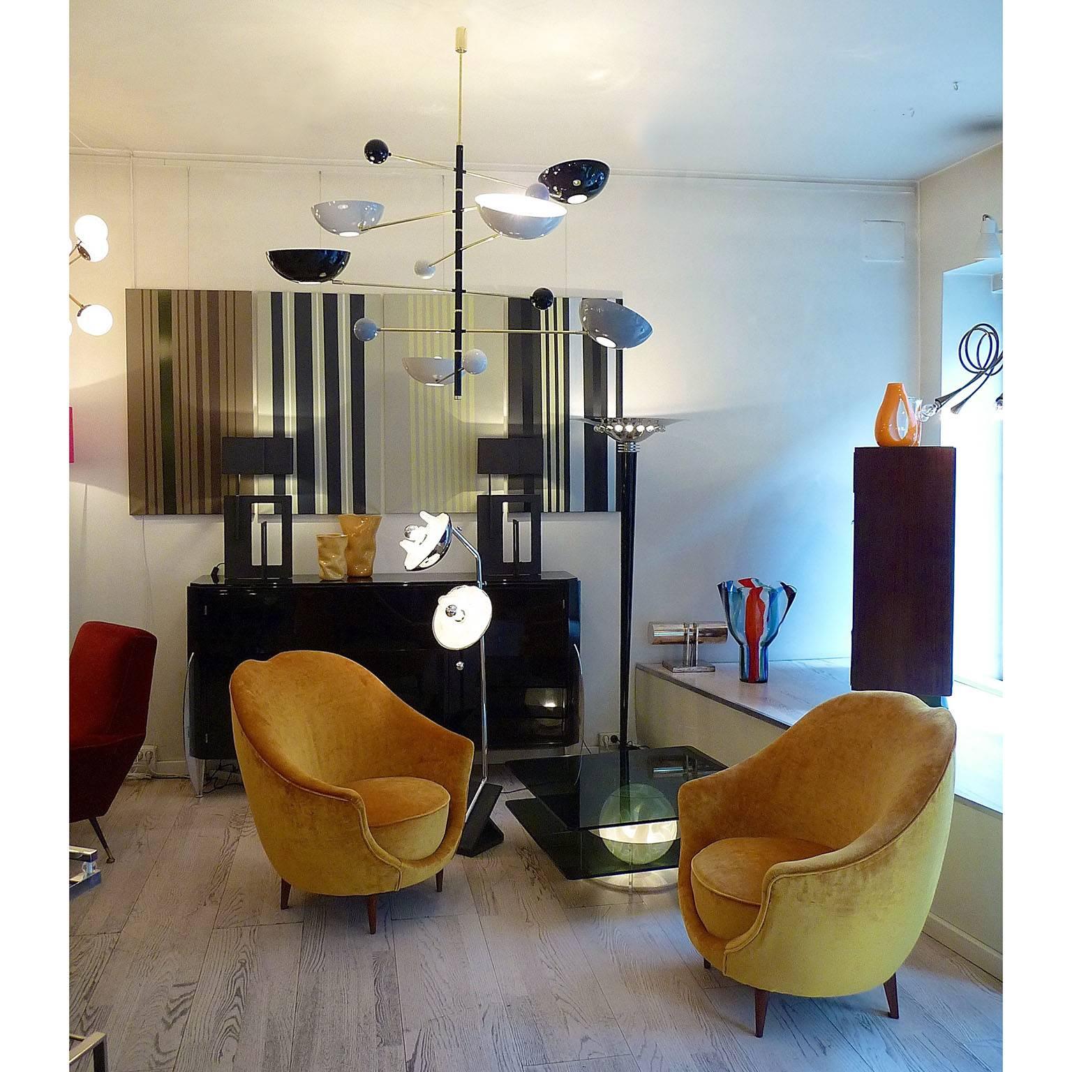 Dieser außergewöhnliche Kronleuchter im modernen Stil der Jahrhundertmitte ist ein skulpturales Statement in Ihrem Raum und verleiht jedem Interieur Raffinesse und kühne Geometrie. Mit ihrem harmonischen Zusammenspiel von schwarzen, grauen und