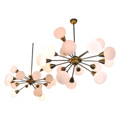 Magnifique lustre Spoutnik du milieu du siècle dernier en laiton et verre de Murano opalin