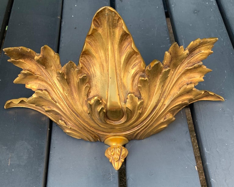 Striking Midcentury Pair of Hollywood Regency Bronze Acanthus Leafs Wall Sconces For Sale 4