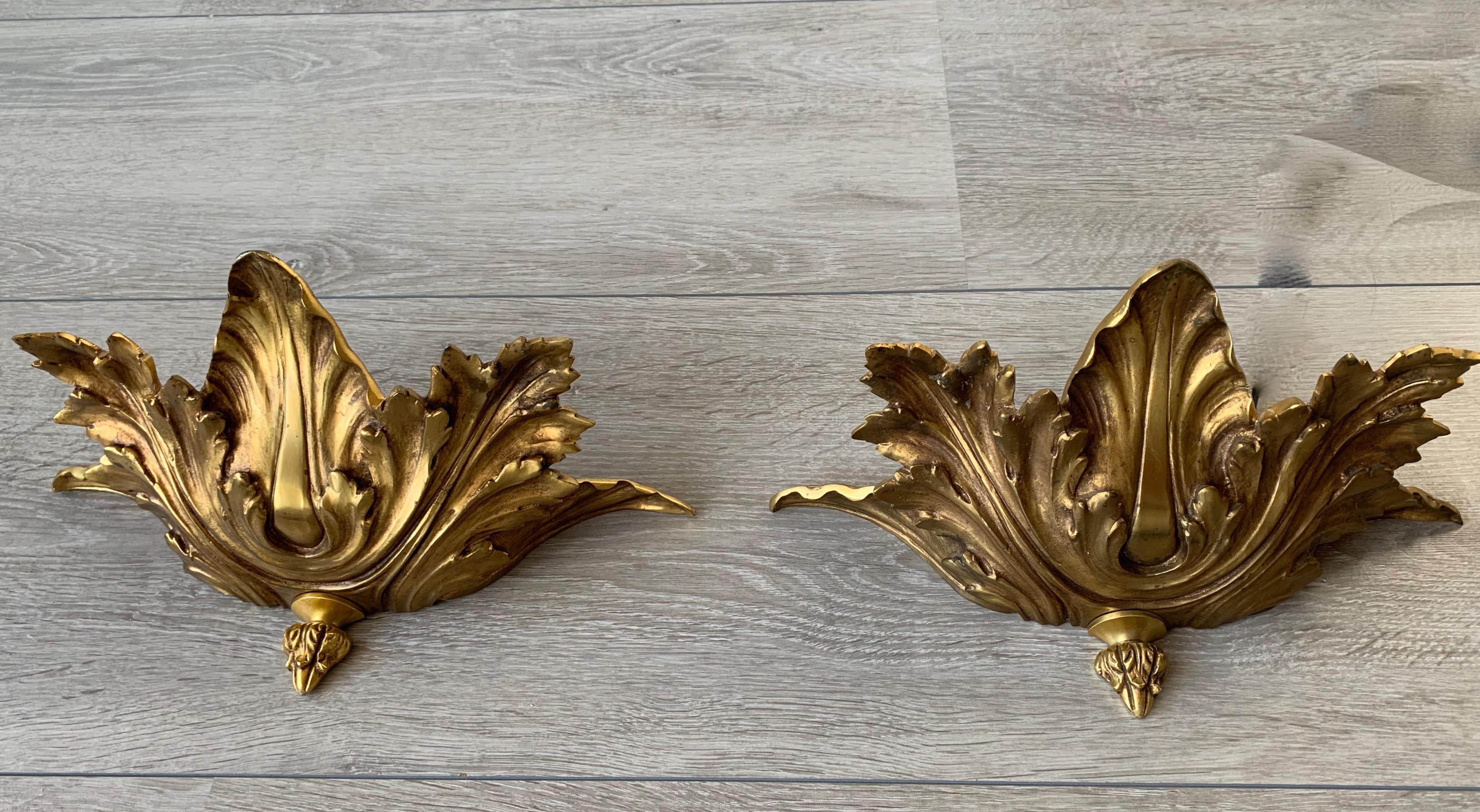 Striking Pair of Hollywood Regency GILT Bronze Acanthus Leaf Wall Sconces In Good Condition In Lisse, NL