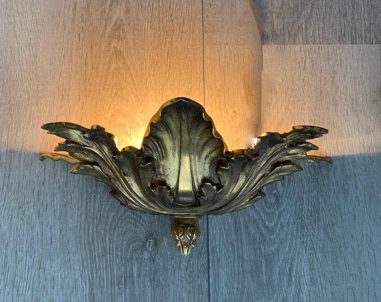 Striking Midcentury Pair of Hollywood Regency Bronze Acanthus Leafs Wall Sconces For Sale 3