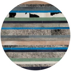 Tapis de sol rond personnalisable bleu, noir et blanc Nueva Raya en cuir de vache, petit modèle