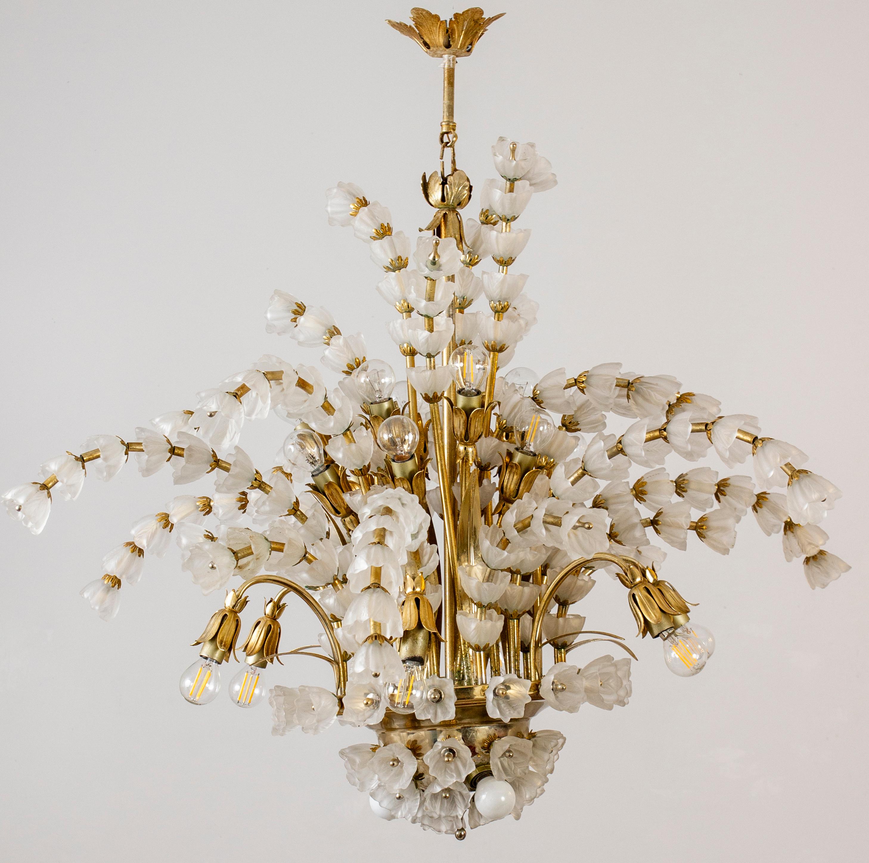 Wunderschöner italienischer 16-Licht-Kronleuchter von Banci, hergestellt von Banci Firenze in den 1970er Jahren
Messingstruktur mit 16 Armen, die mit blumenförmigen Milchglasschirmen enden. Sehr guter Vintage-Zustand, gebrauchsbedingte Abnutzung,