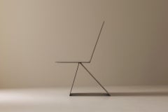 Llamativa silla modernista de metal de los años 80, realizada en chapa de acero plegada.