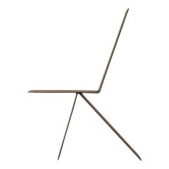 Llamativa silla modernista de metal de los años 80, realizada en chapa de acero plegada.