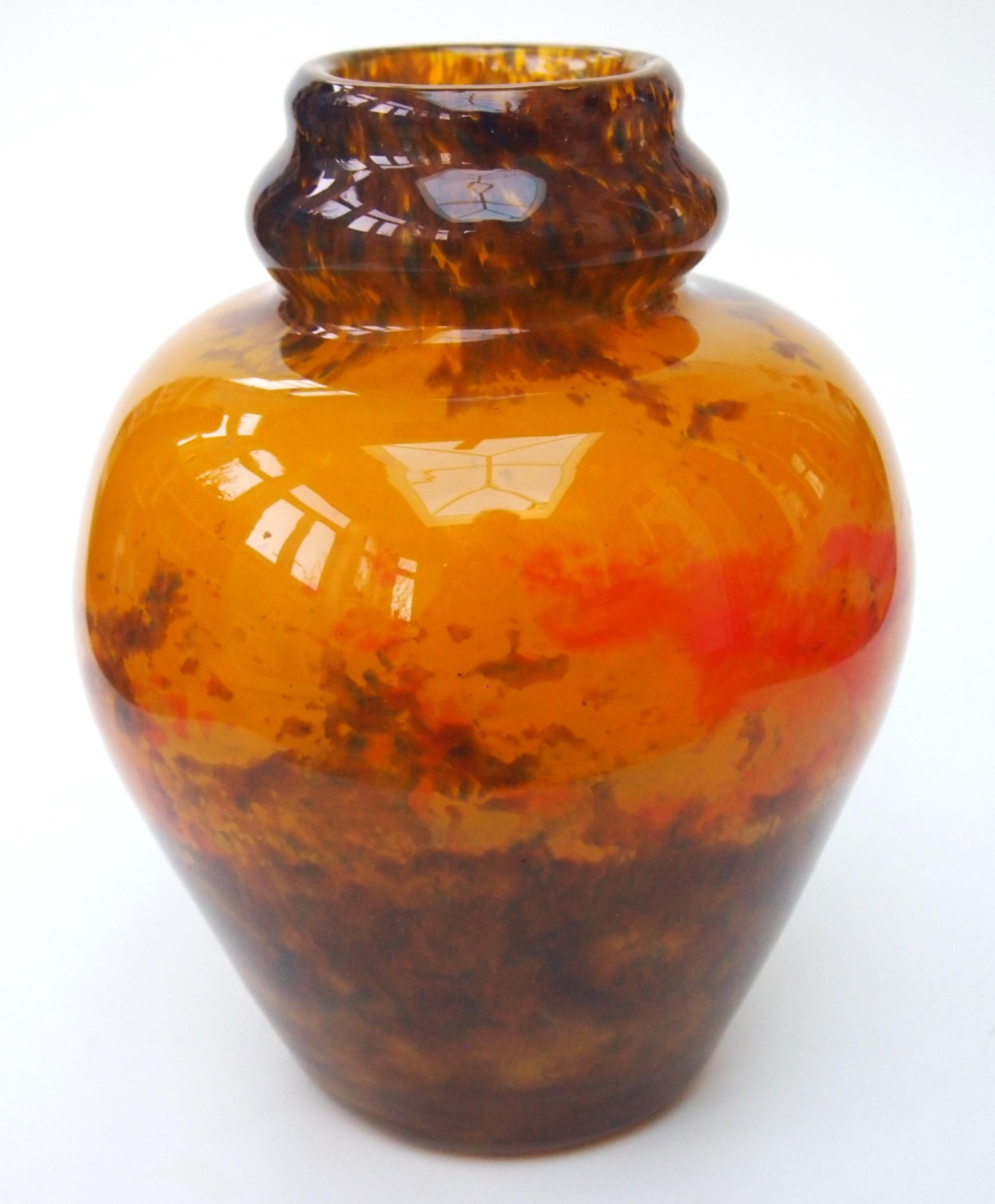 Auffällige und sehr schöne große polychrome 'Jades'-Vase von Muller Freres - hochgradig feuerpoliert und mit zufälligen Flecken in Gelb, Rot und Braun. Die Vase ist eine vereinfachte Doppelkürbisform. Es ist vollständig signiert 'Muller Frères