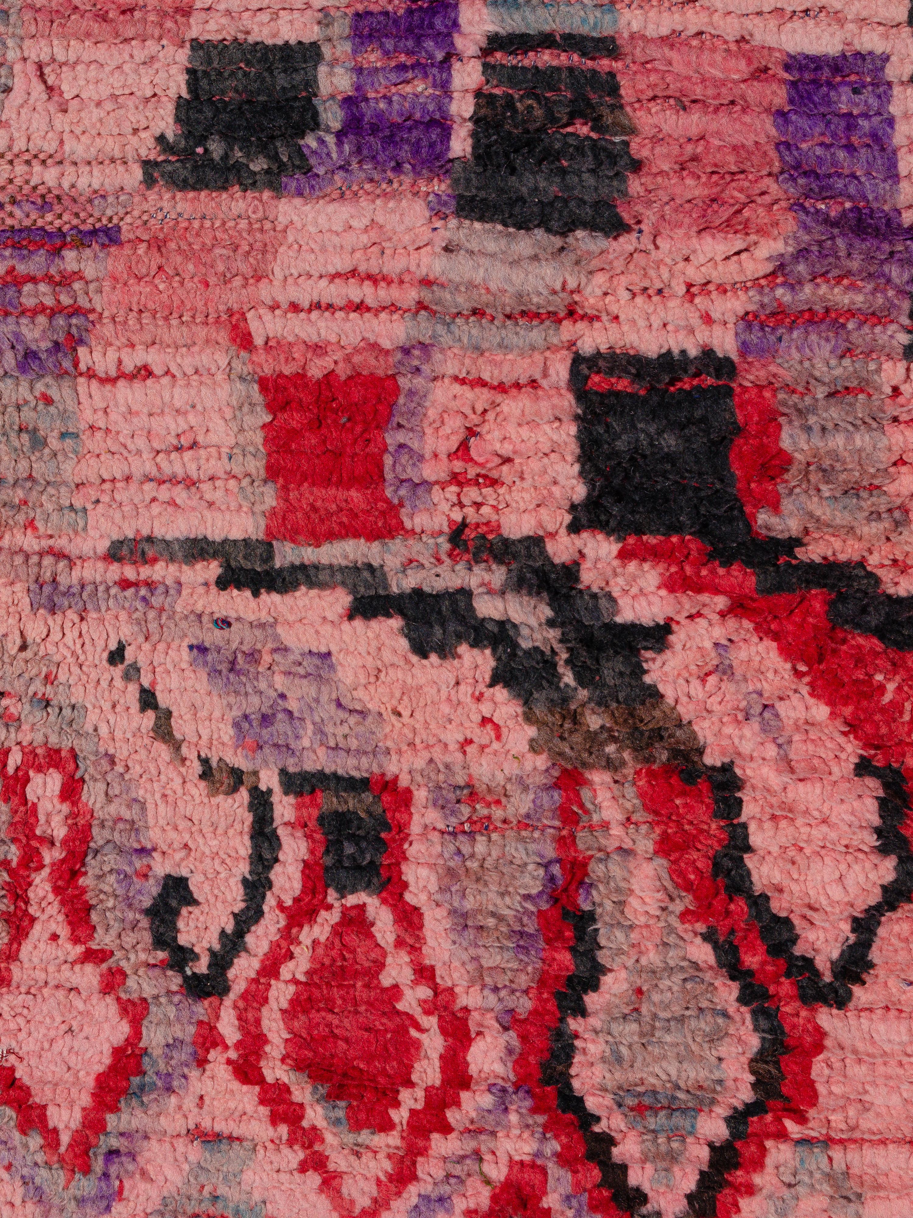 Ein auffälliger marokkanischer Rehamna-Teppich im Vintage-Stil mit Rauten, die sich verzerren, wenn sie über ein Ende des Feldes wandern, und die am gegenüberliegenden Ende in einer Fata Morgana-ähnlichen Ansammlung von abstrakten Motiven gipfeln.