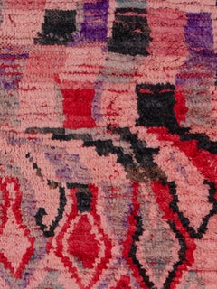 Llamativa alfombra Rehamna marroquí multicolor comisariada por Breuckelen Berber