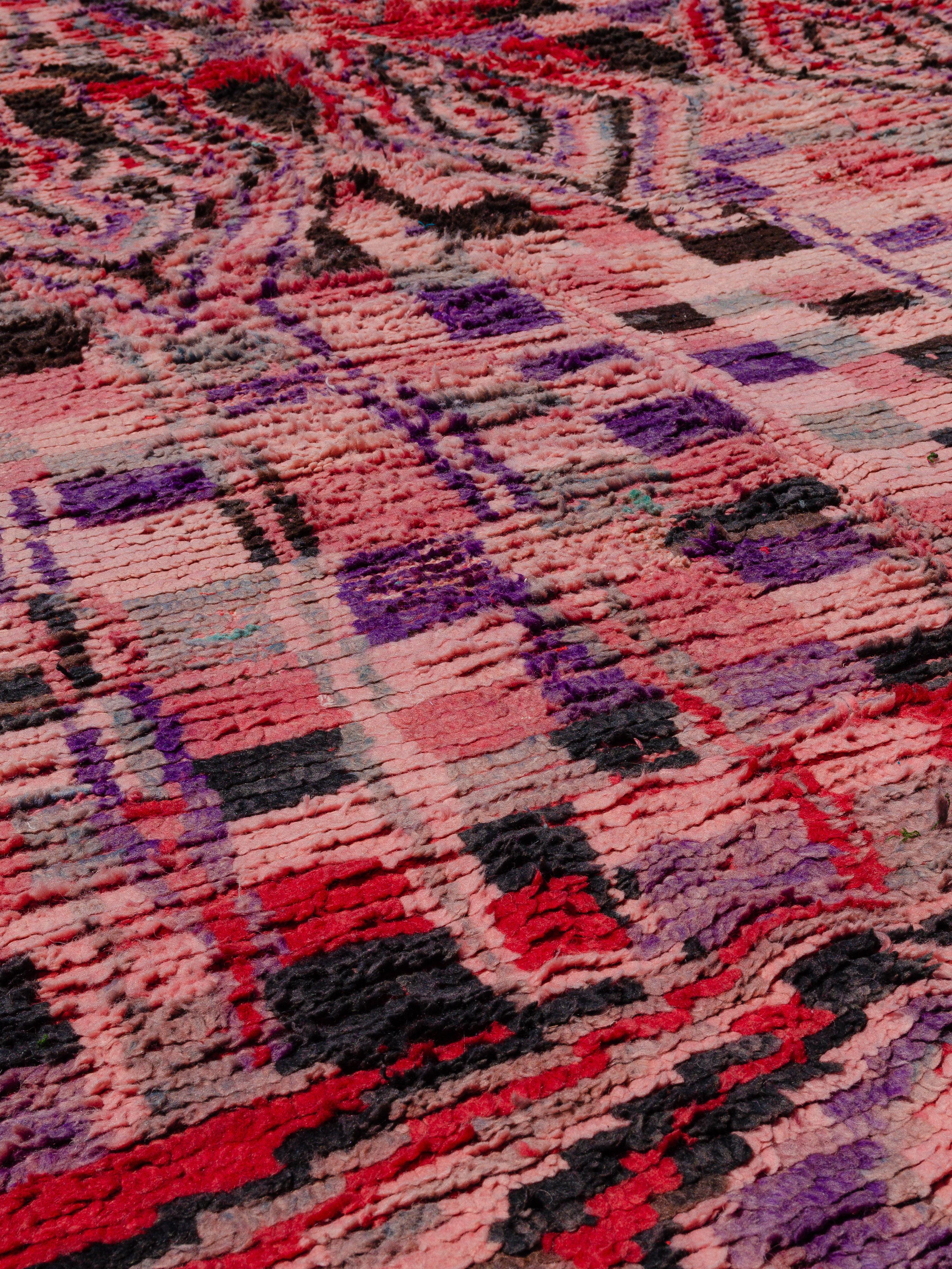 Auffälliger mehrfarbiger marokkanischer Rehamna-Teppich, kuratiert von Breuckelen Berber (Stammeskunst) im Angebot