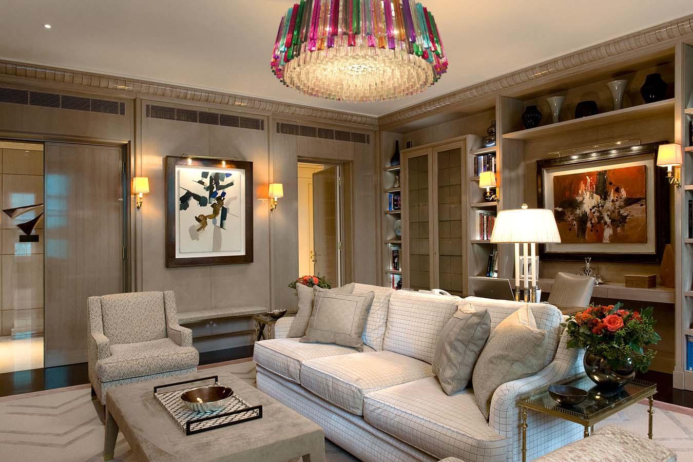 Moderne Remarquable lustre à prismes multicolore en cristal à trois épaisseurs en vente