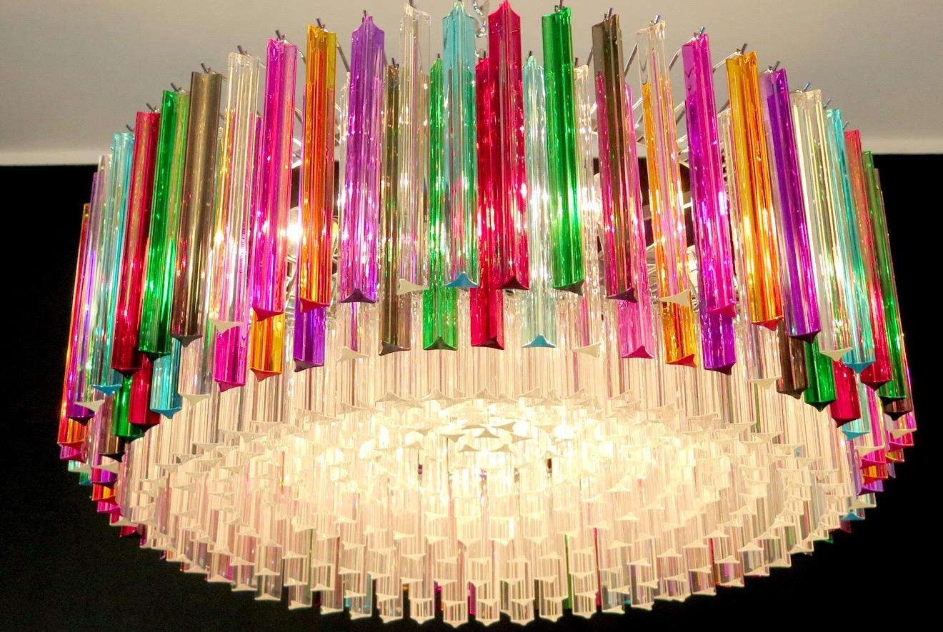 italien Remarquable lustre à prismes multicolore en cristal à trois épaisseurs en vente