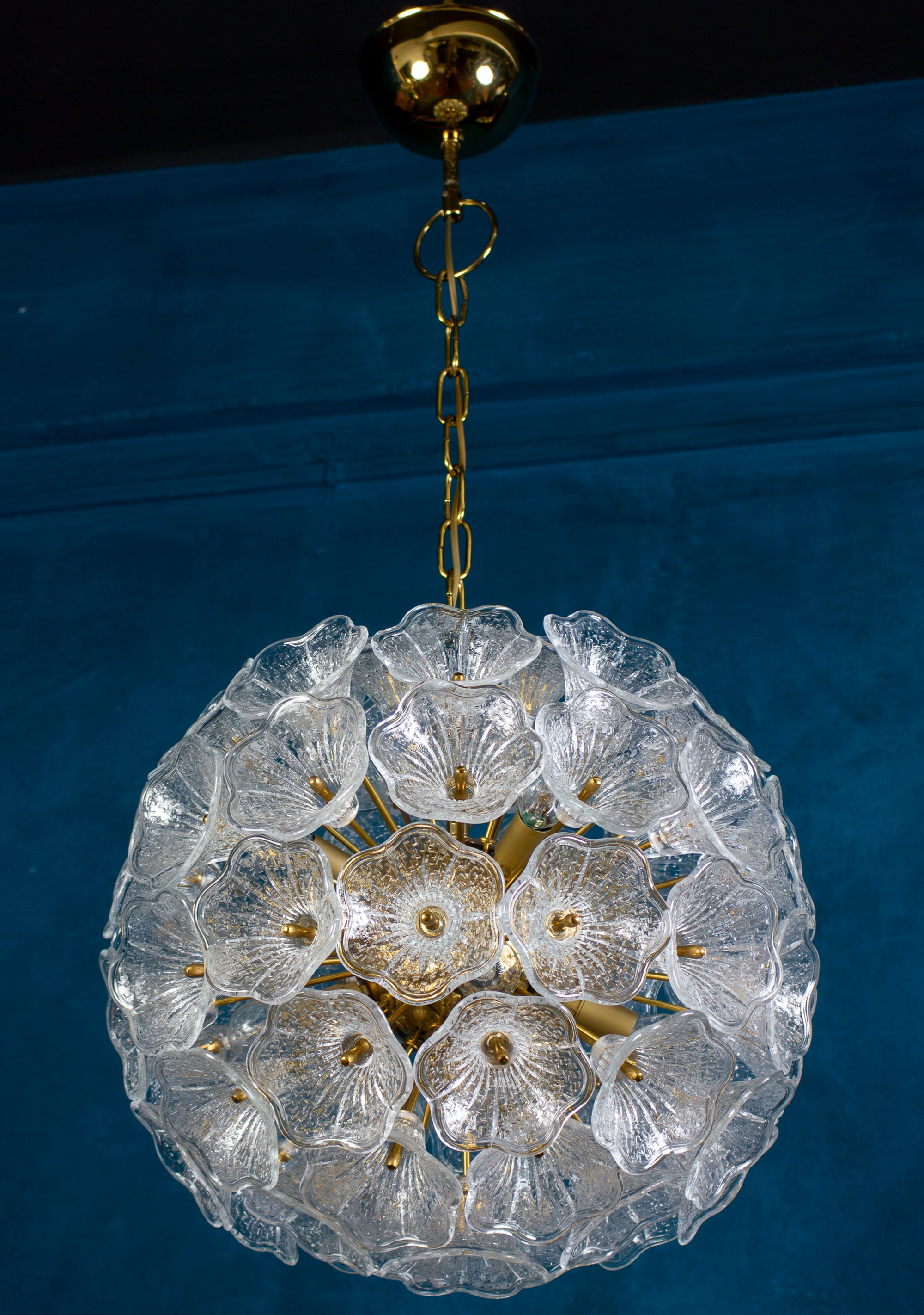 Sputnik Flower Kronleuchter aus Murano-Glas von Paolo Venini für VeArt, Italien. Überzogen mit einer Blume aus geformtem Glas mit Eisstruktur auf einem Sputnik-Rahmen aus Messing. 
Ein schöner, klarer, natürlicher Look wie ein Juwel in Ihrem