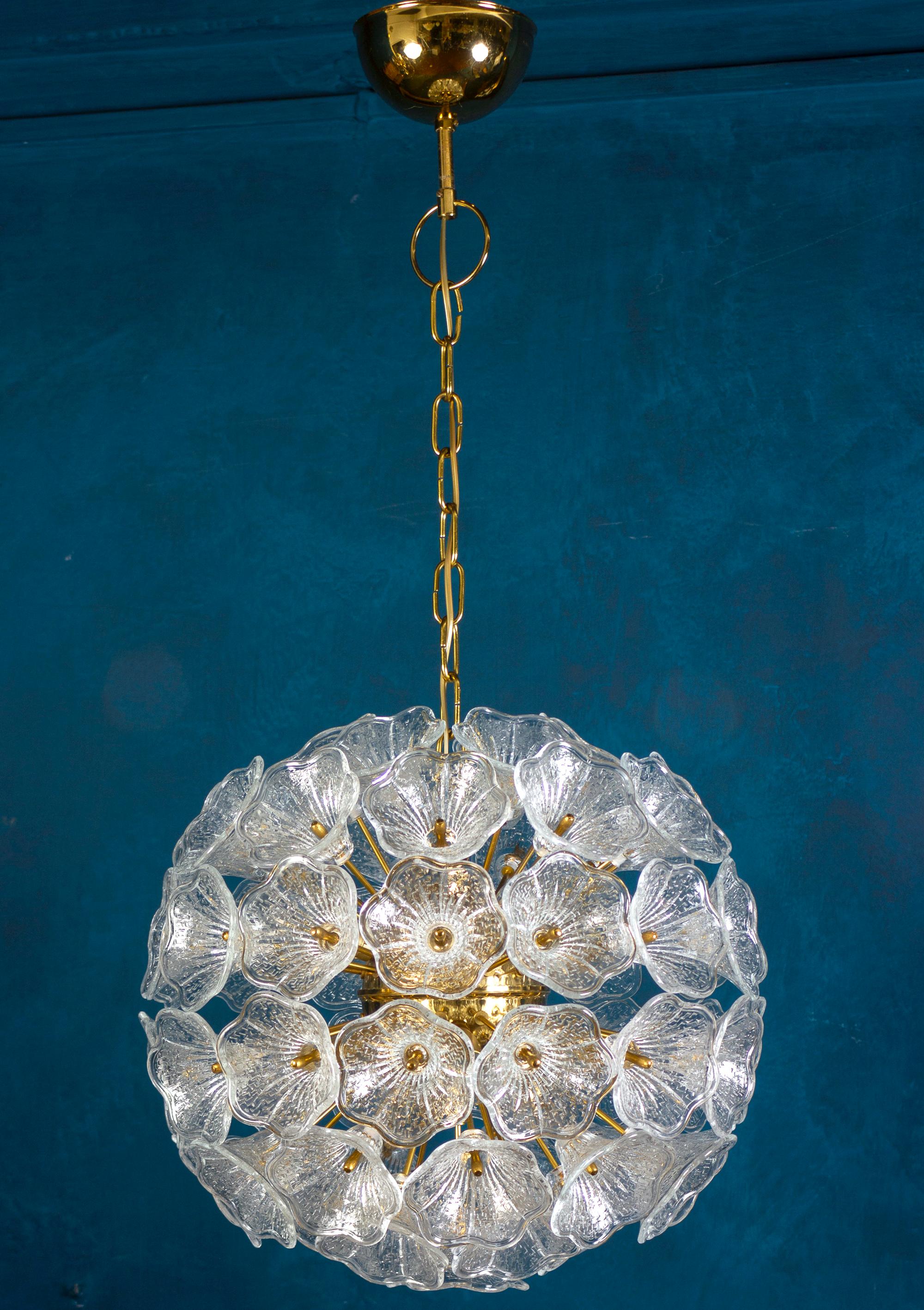Auffallender Murano Glas Blumen Sputnik Kronleuchter von P. Venini VeArt Italien 1960er Jahre (Italienisch) im Angebot