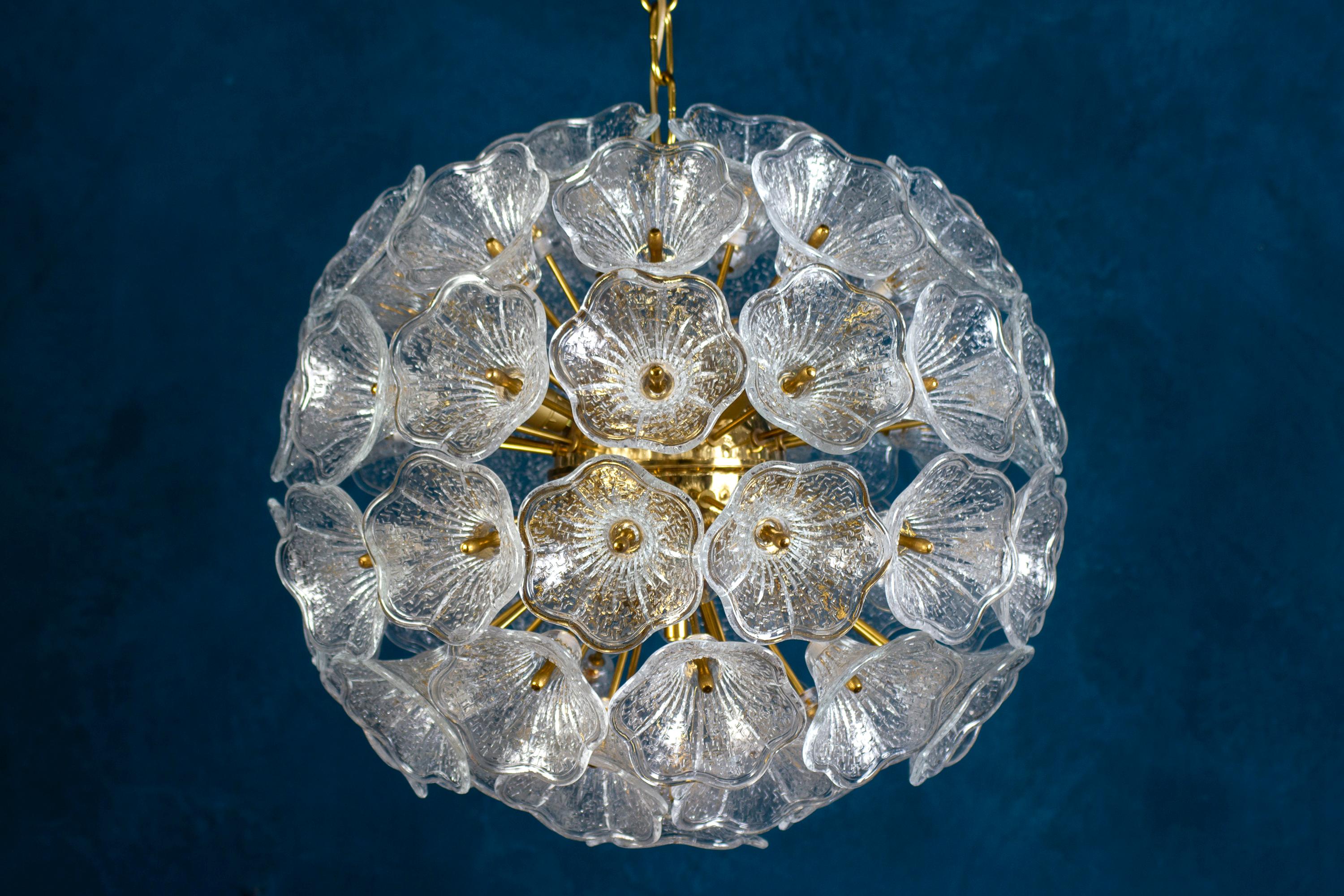 Mid-Century Modern Remarquable lustre Spoutnik à fleurs en verre de Murano de P. Venini VeArt Italie des années 1960 en vente